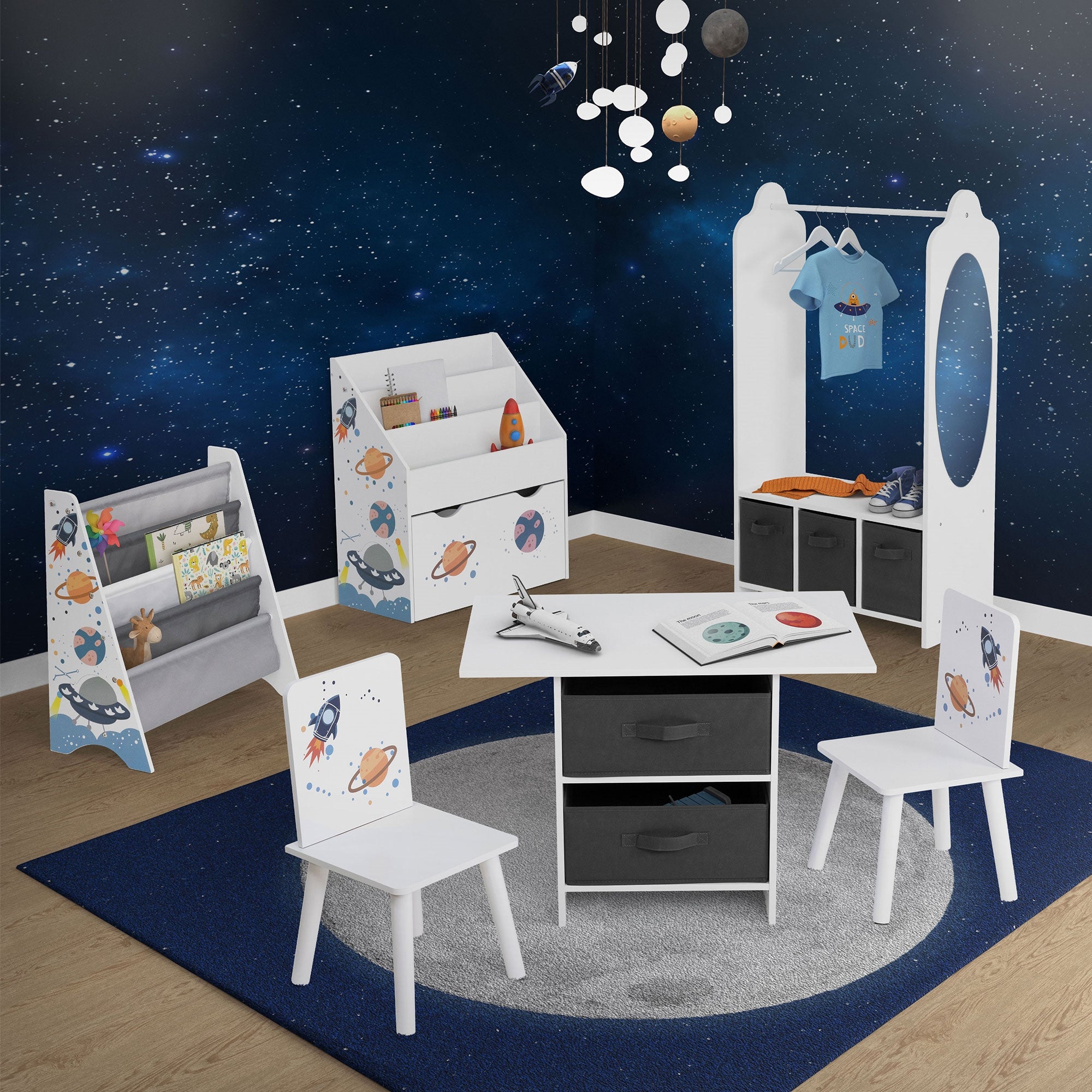 Spielzimmer mit Möbeln, die Weltraumthemen zeigen, und einem Teppich.