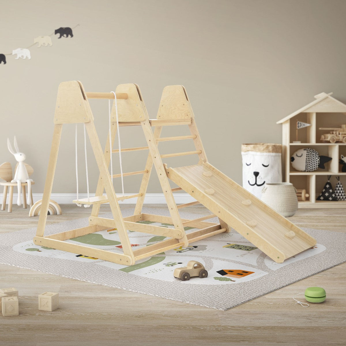 Holzspielgerät mit Rutsche und Seil, auf einem bunten Spielteppich.