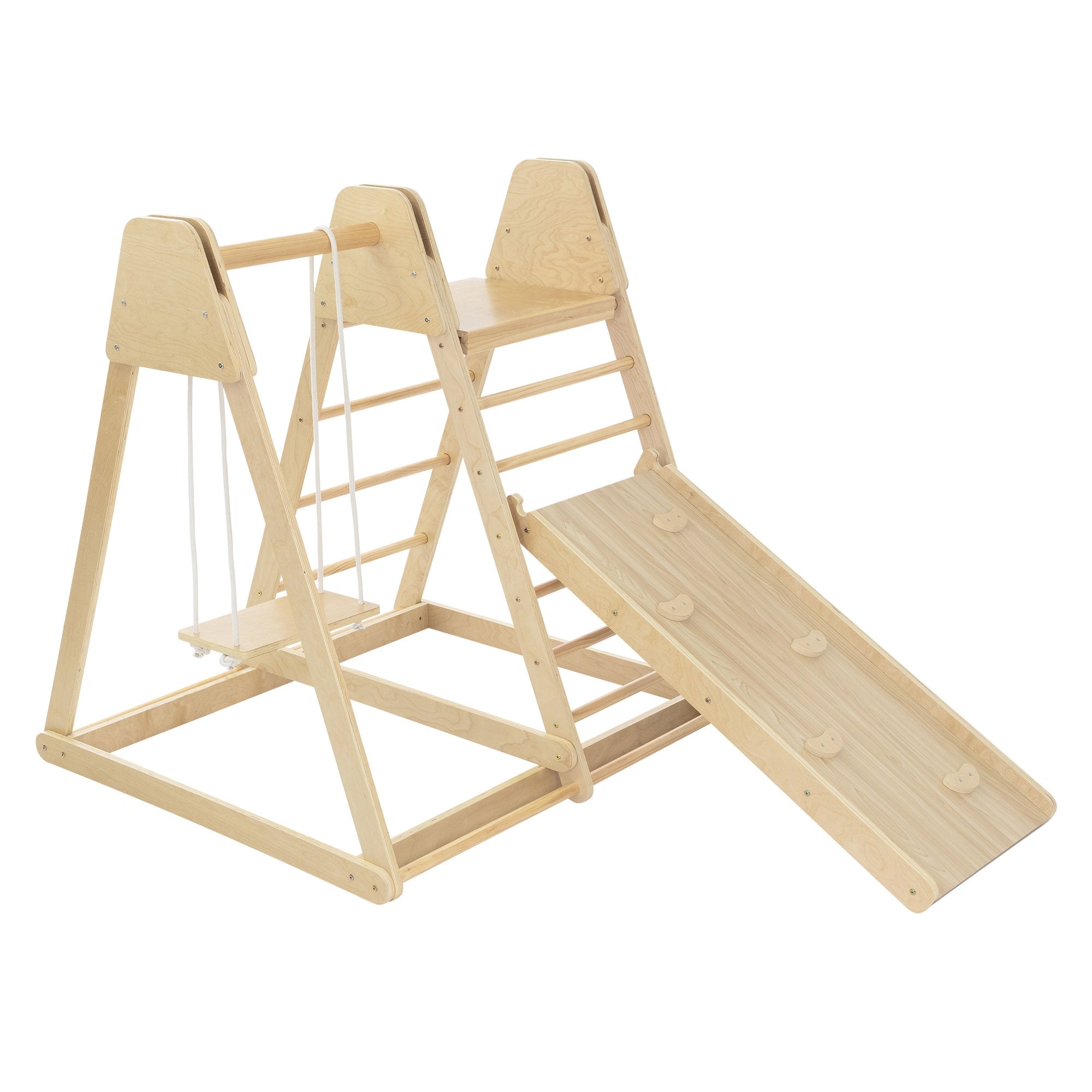 Holzspielgerät mit Rutsche und Schaukel.