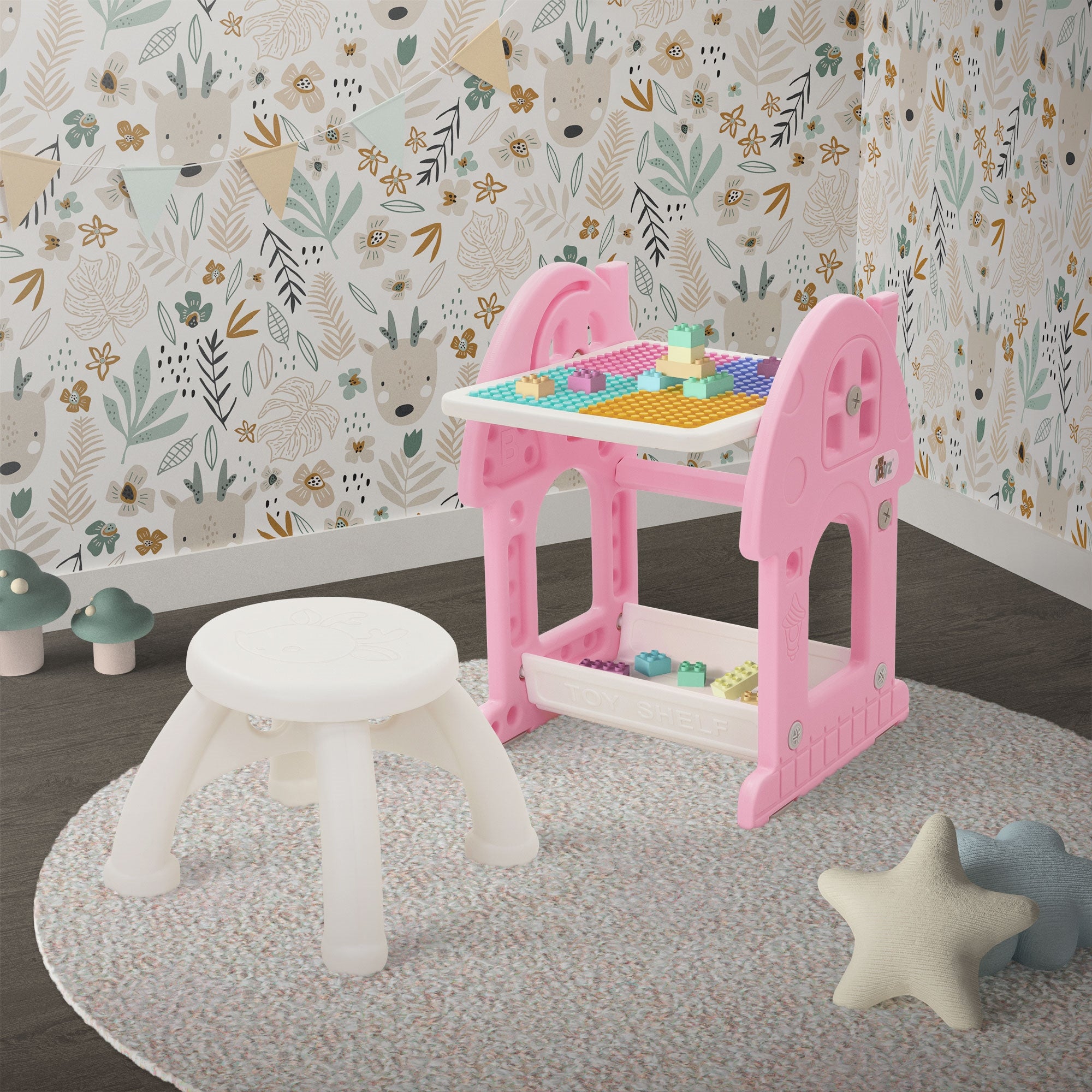 Rosa Spieltisch mit Hocker auf einem Teppich vor einer gemusterten Wand.