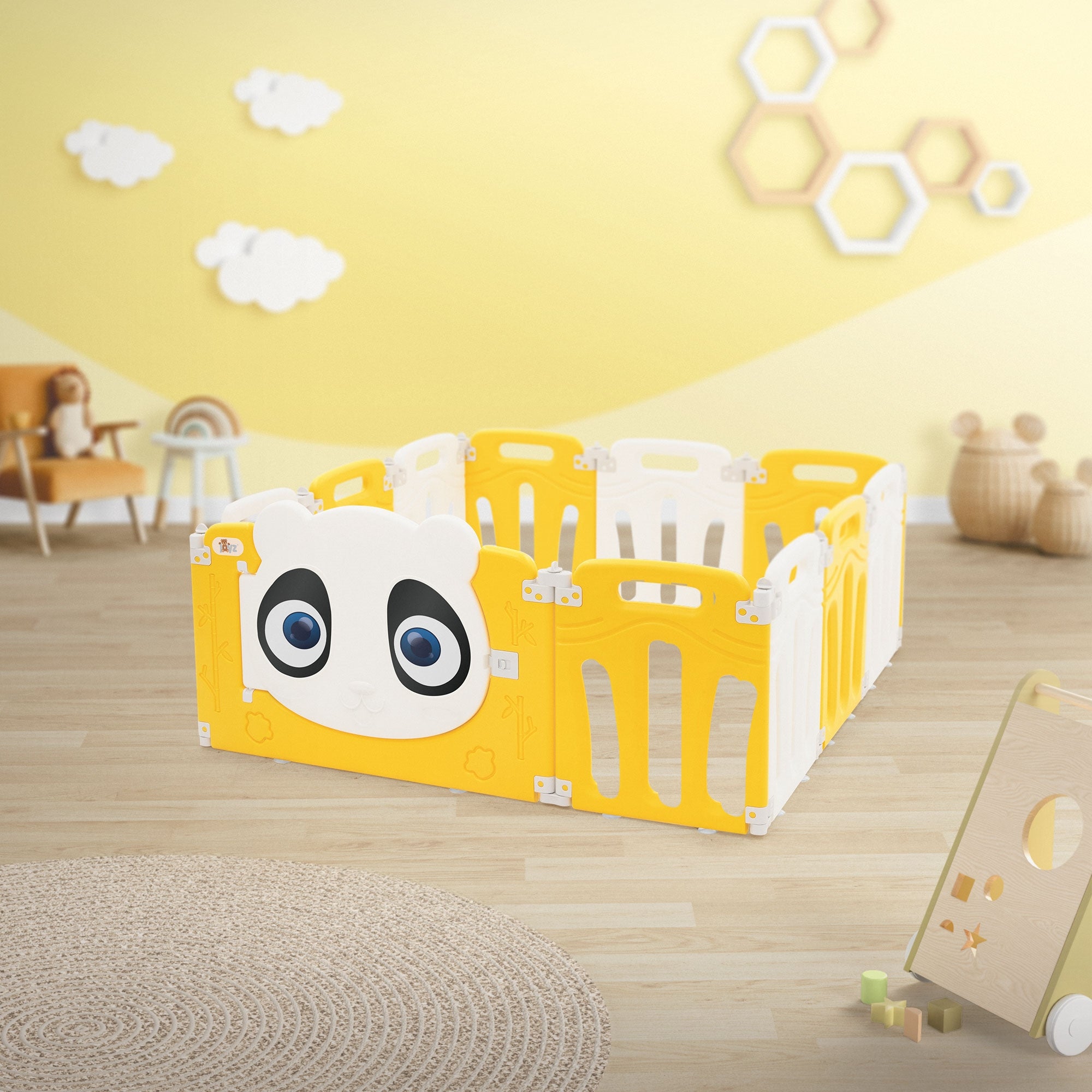 Ein gelbes Spielgitter mit Panda-Gesicht auf einem Holzboden.