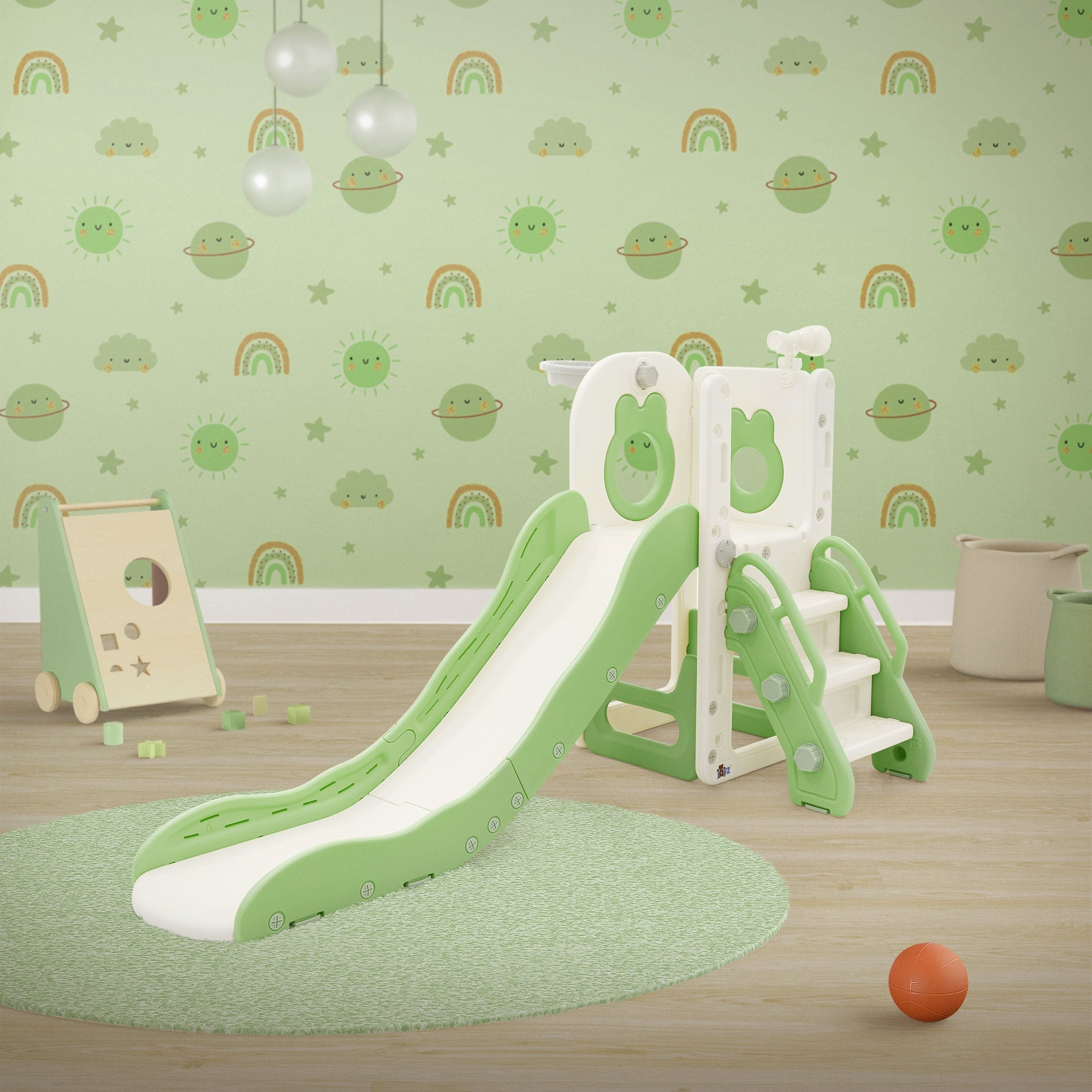 Ein Spielplatz mit Rutsche, Treppe und bunten Wandmotiven in Grün und Weiß.