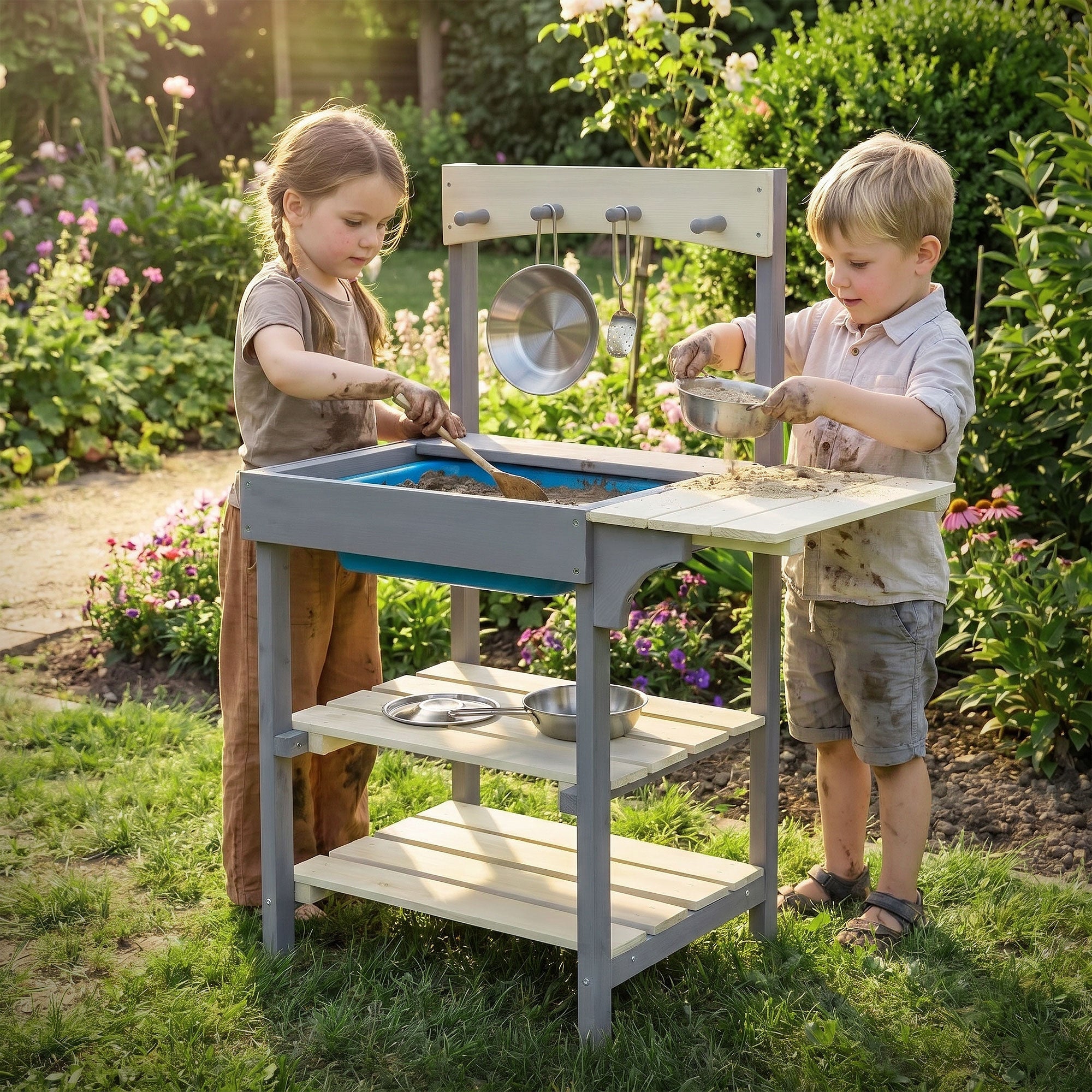 Zwei Kinder spielen an einer Sandspielbank im Garten.