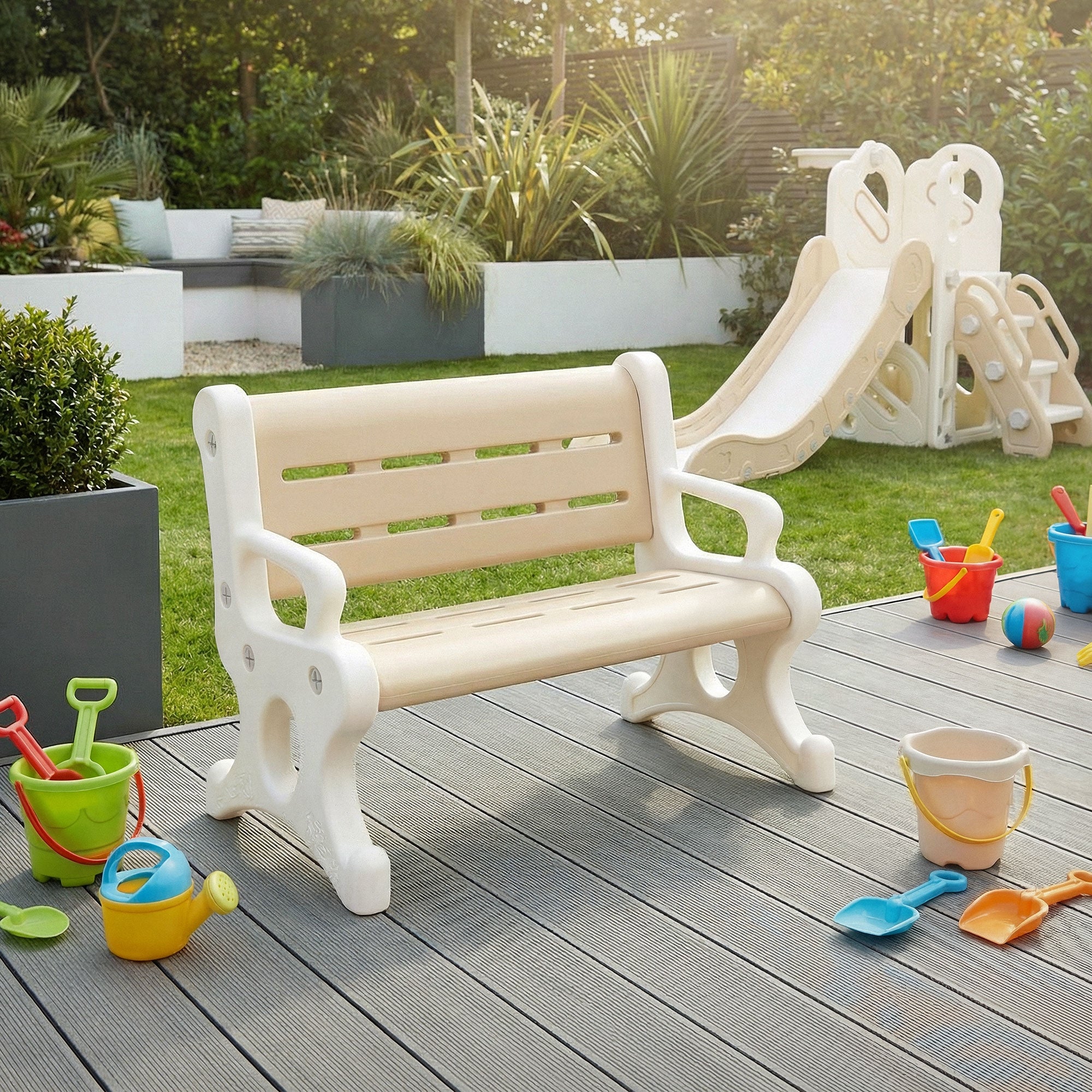Holzbank im Garten mit Spielzeug und Rutsche.