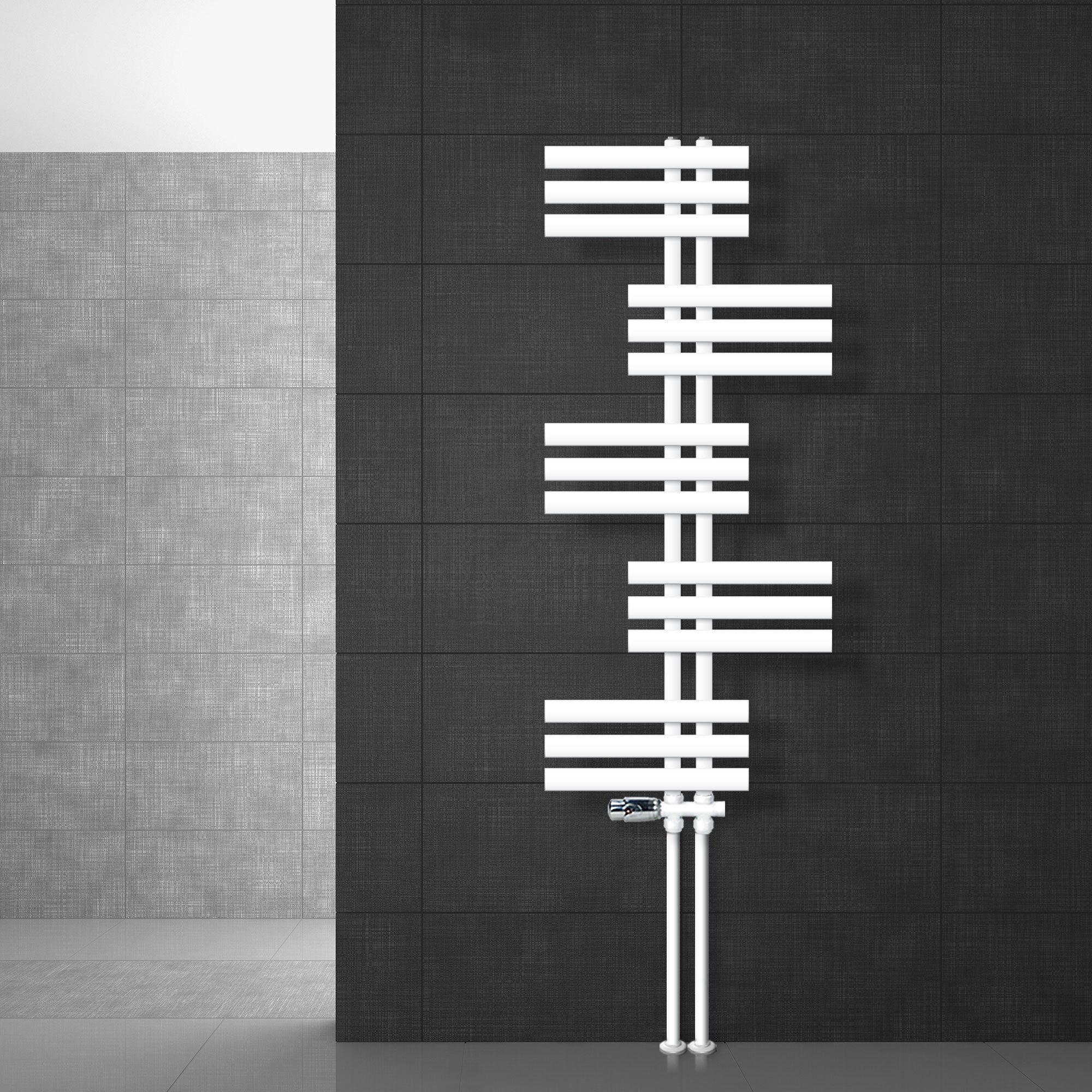 Witte radiator aan een donkere muur, zijaanzicht.
