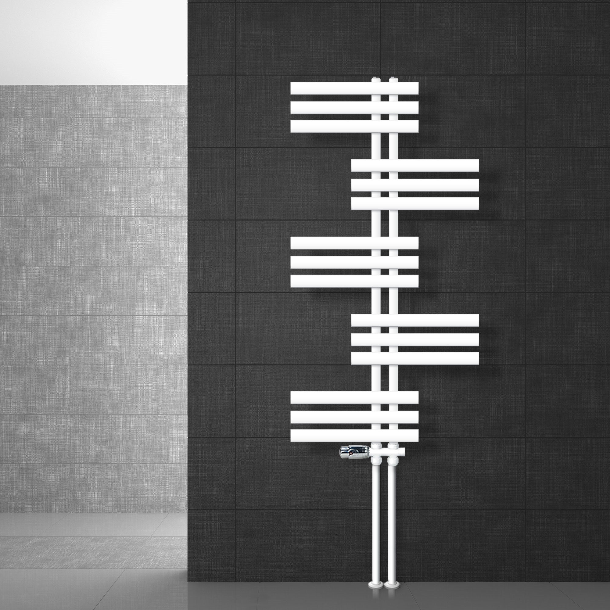 Witte radiator aan een lichte muur.
