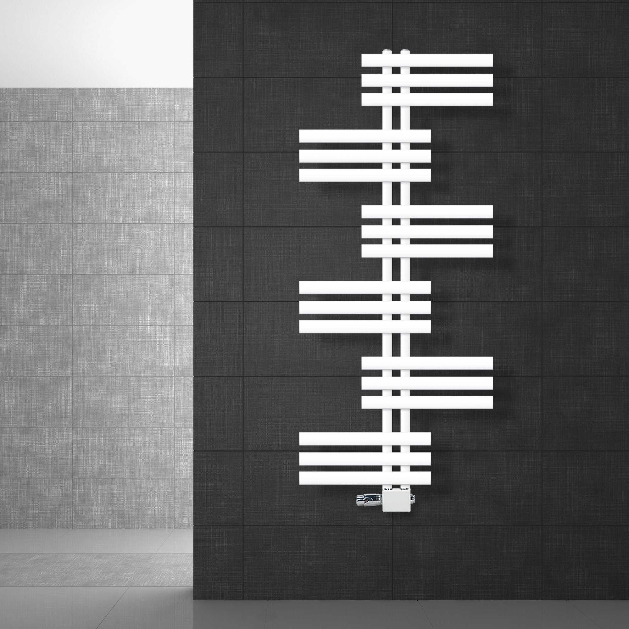 Weiße Heizkörperanordnung an einer dunklen Wand.