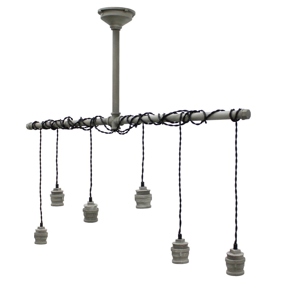 Hängelampe mit mehreren Lampenfassungen und schwarzem Kabel.