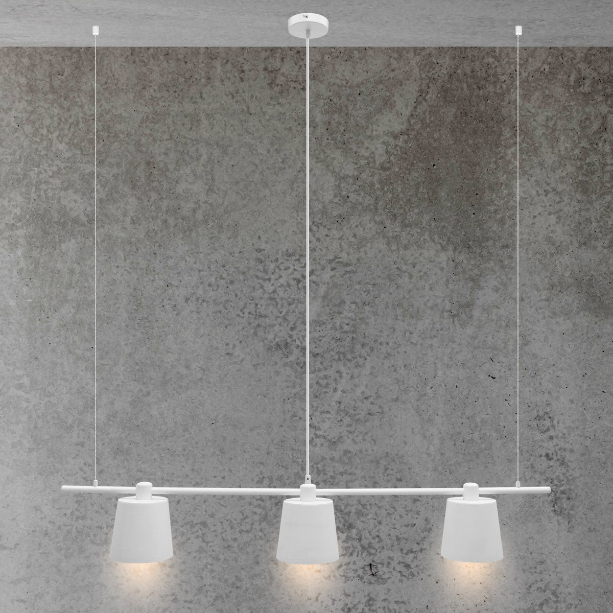 Drie witte hanglampen hangen aan het plafond.
