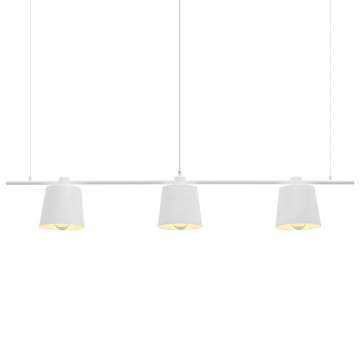 Hängelampe mit drei weißen Lampenschirmen und gelbem Licht.