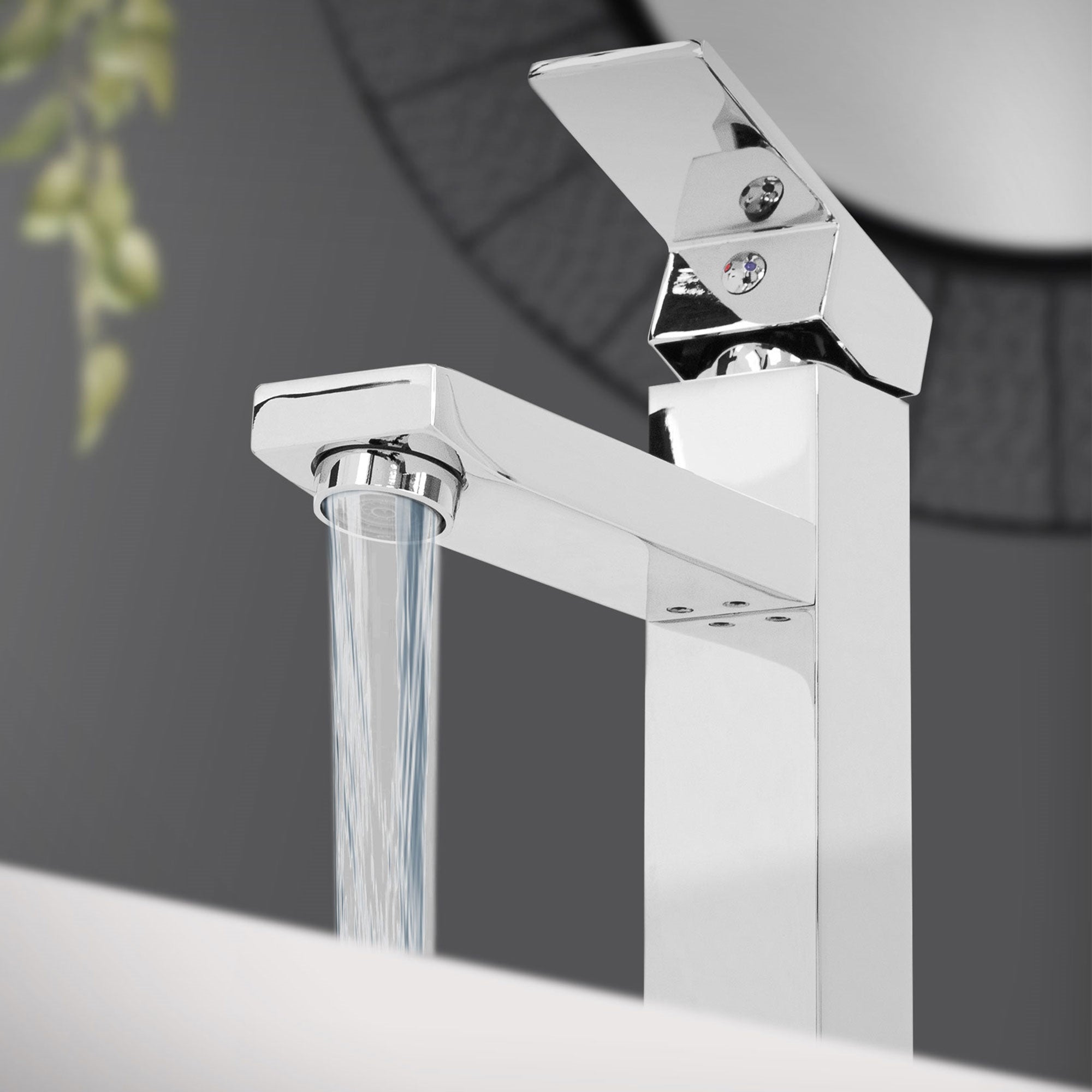 Ein moderner Wasserhahn mit Wasserstrahl in einem Badezimmer.