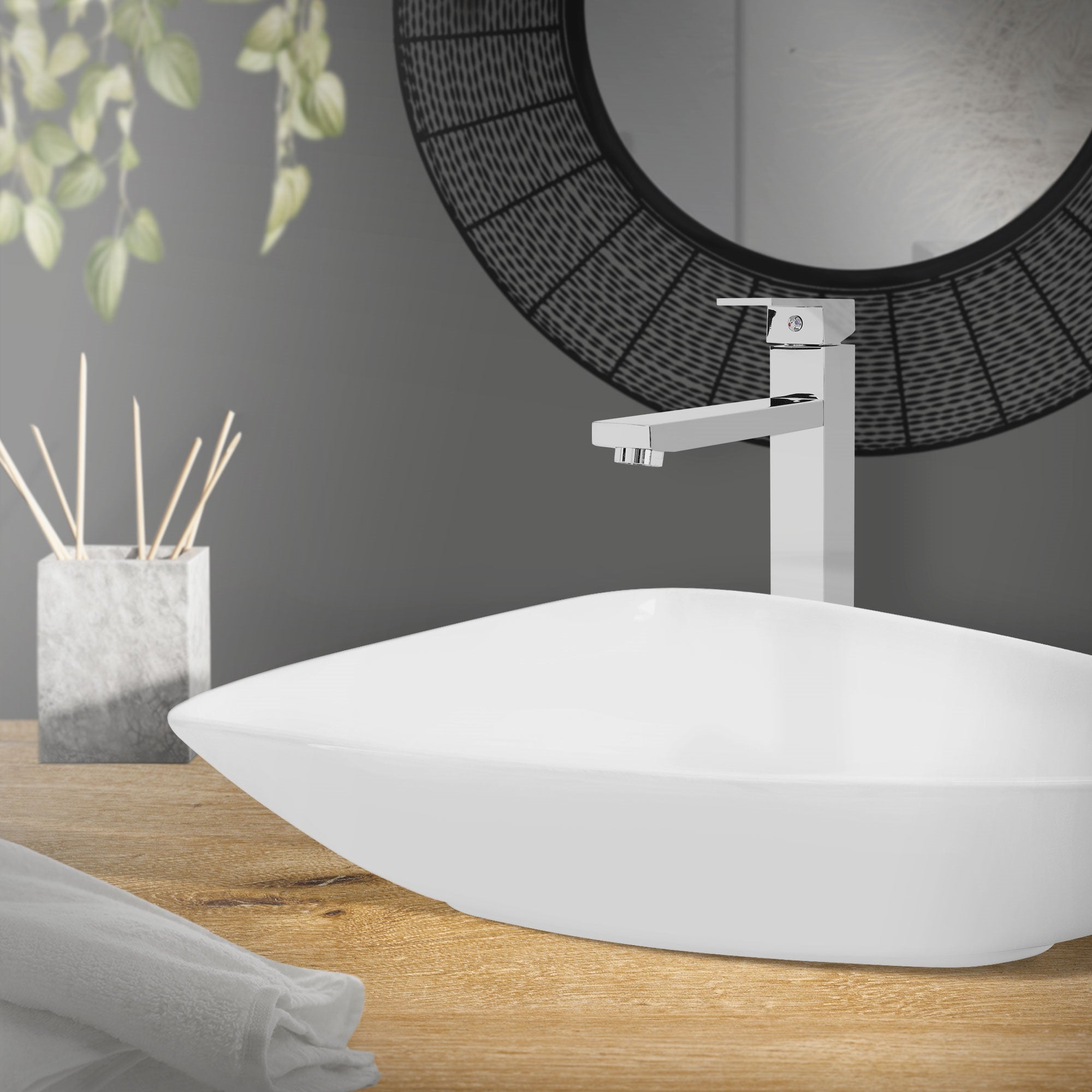Lavabo blanco con grifo plateado y espejo al fondo.