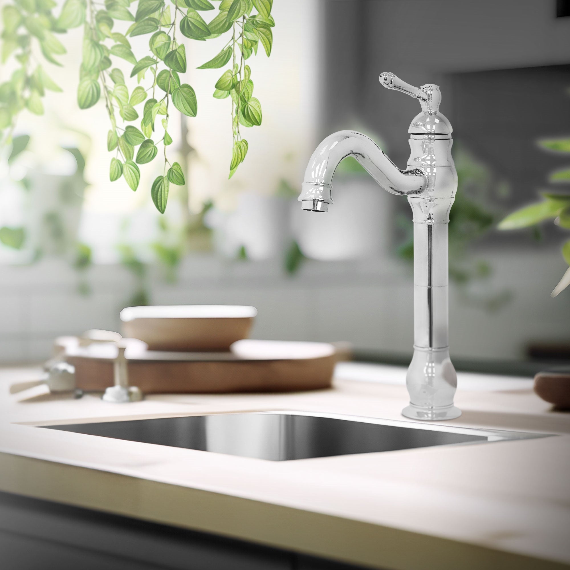 Transparenter Wasserhahn auf einer Küchenarbeitsfläche mit Pflanzen im Hintergrund.