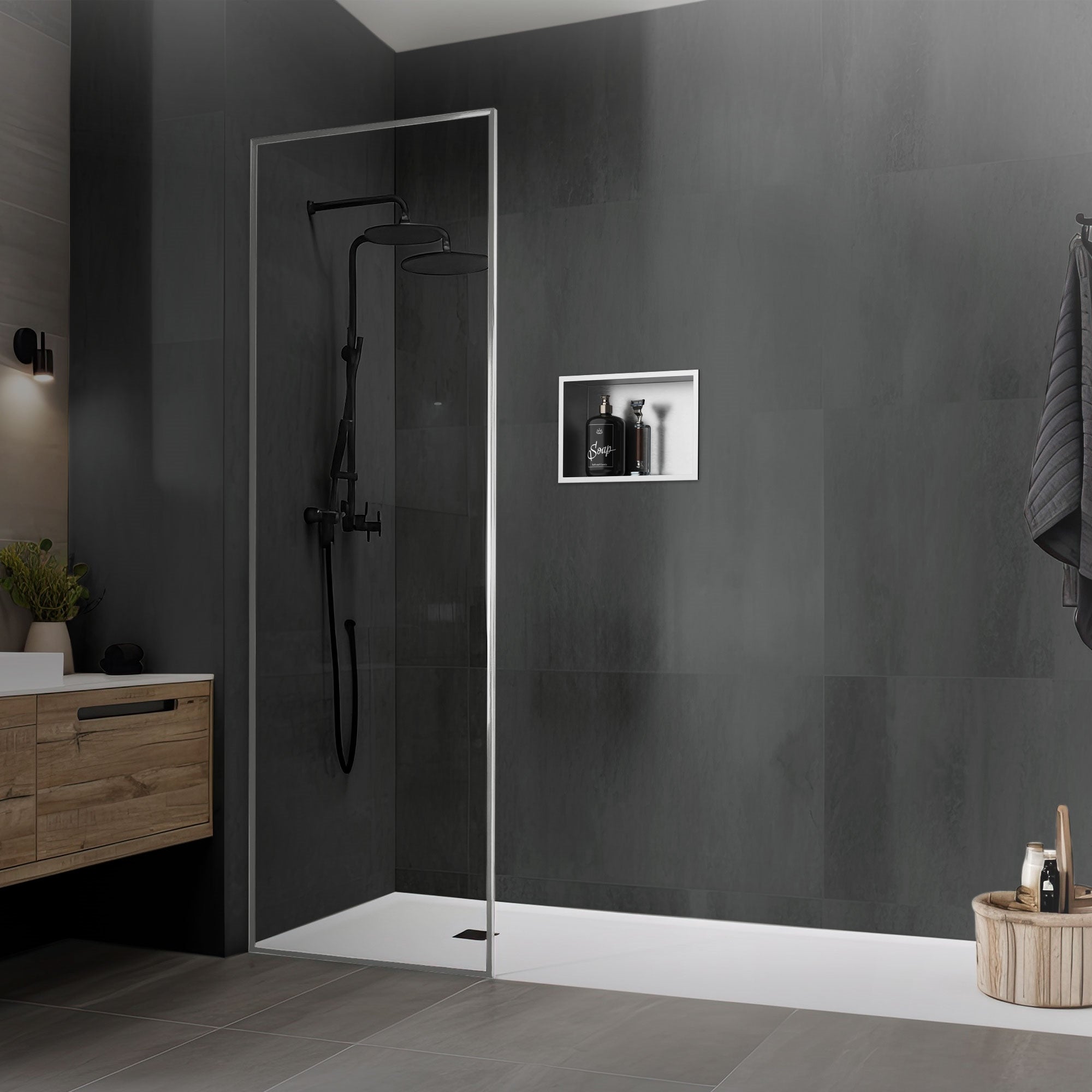 Moderne Dusche mit schwarzem Duschsystem und Holzregal.