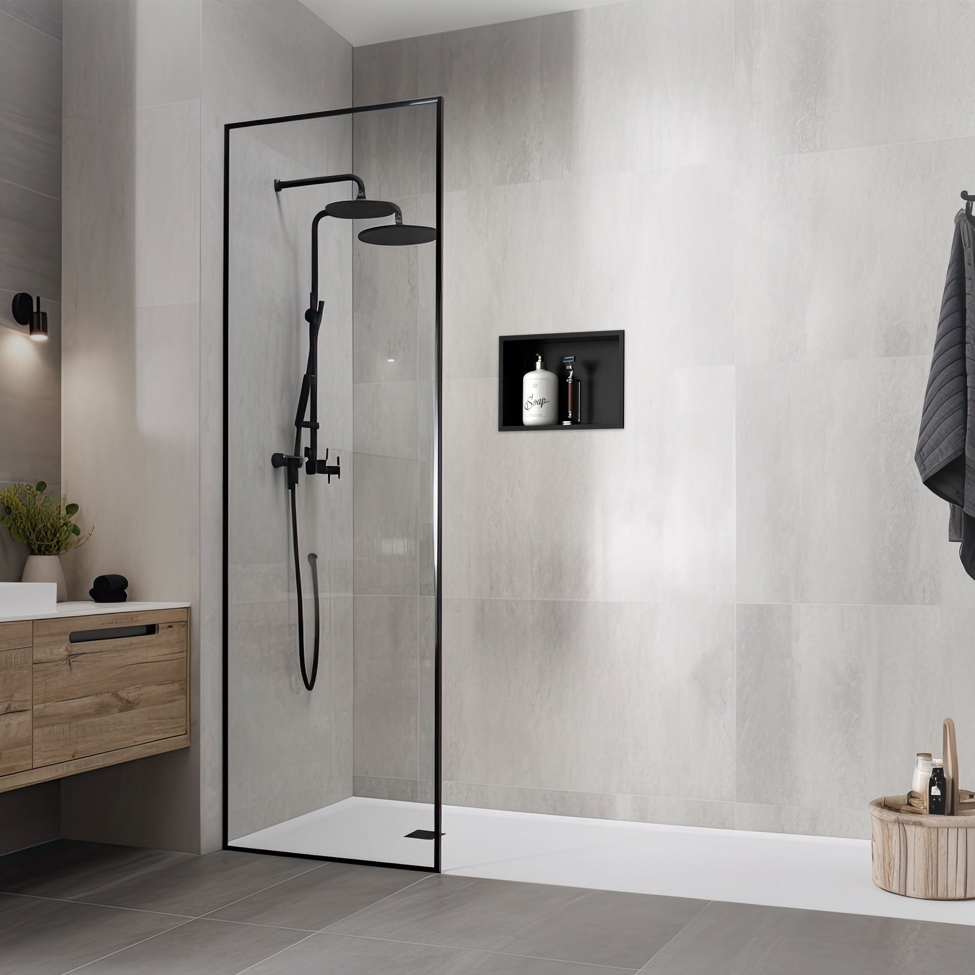 Moderne Dusche mit schwarzer Wandnische und Duschkopf in einem Badezimmer.
