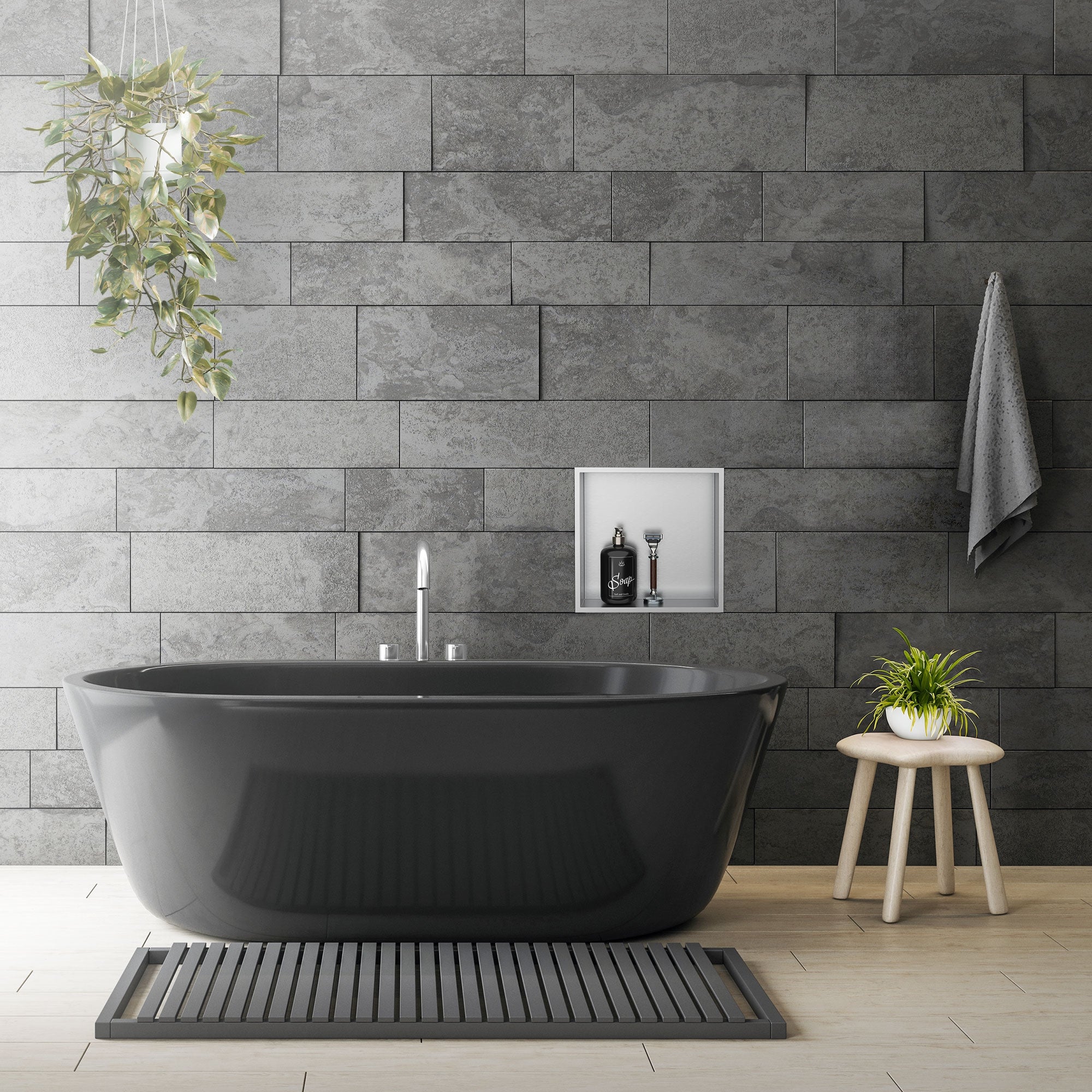 Badezimmer mit freistehender Badewanne, Wandnische und Pflanzen auf einem Tisch.