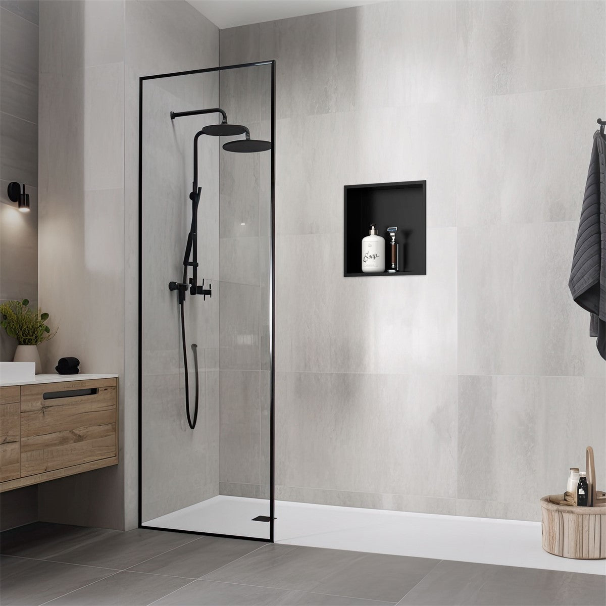 Douche moderne avec une pomme de douche noire et une niche dans des carreaux gris.