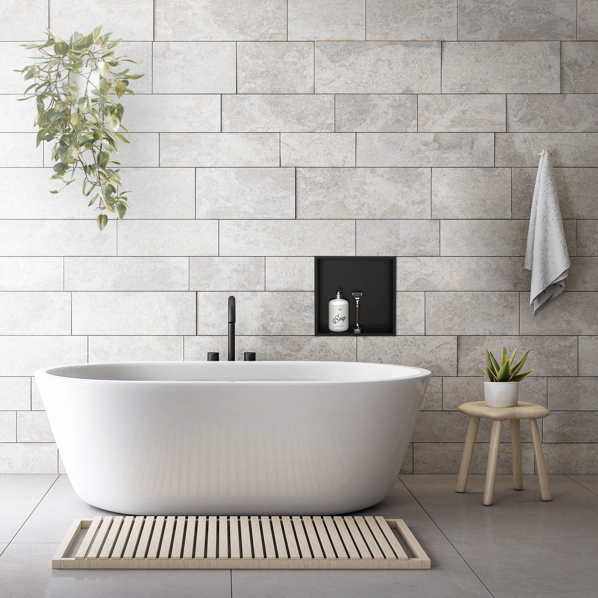 Weiße Badewanne vor einer hellen Wand mit einem Regal für Pflegeprodukte.