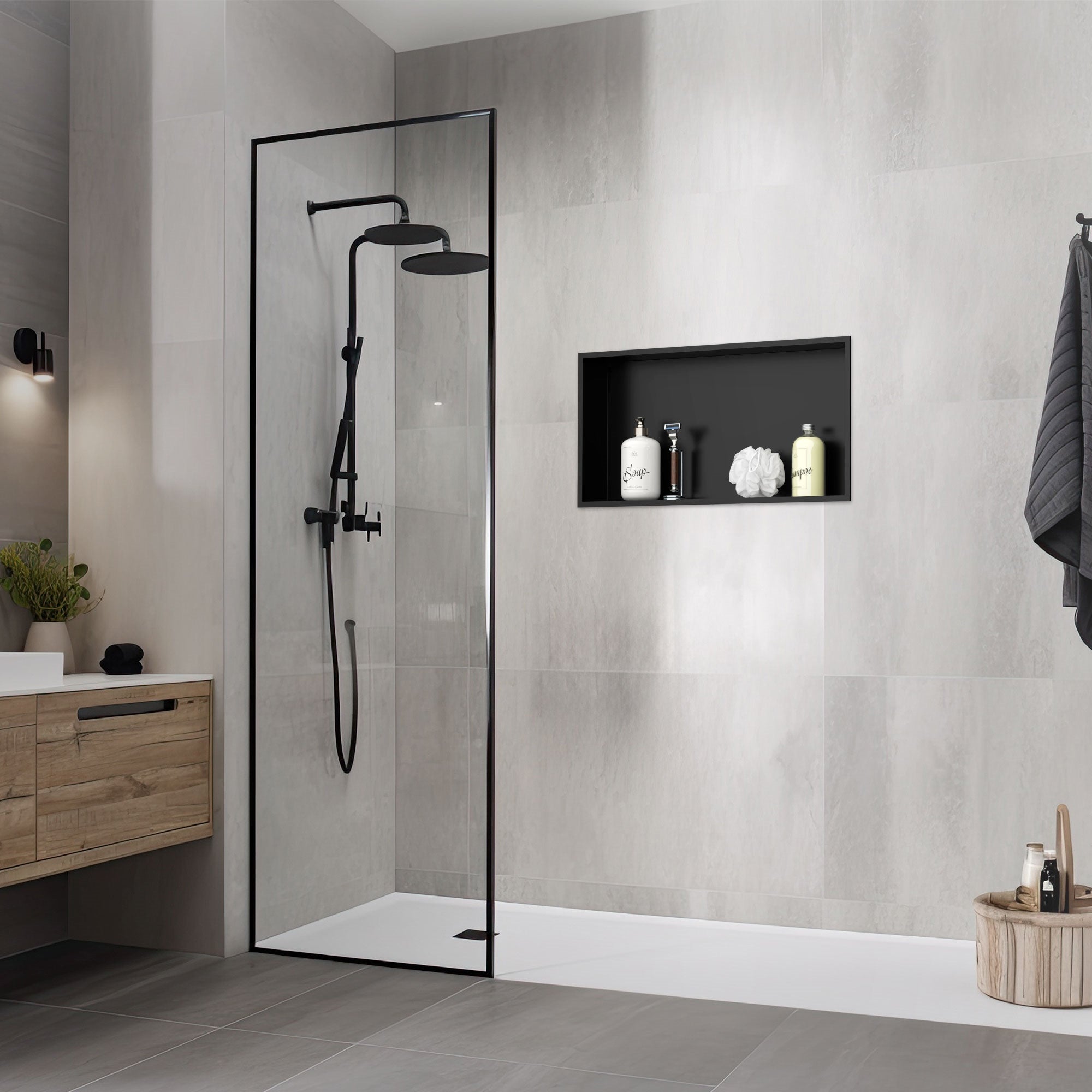 Dusche mit schwarzer Duscharmatur und Wandnische mit Pflegeprodukten.