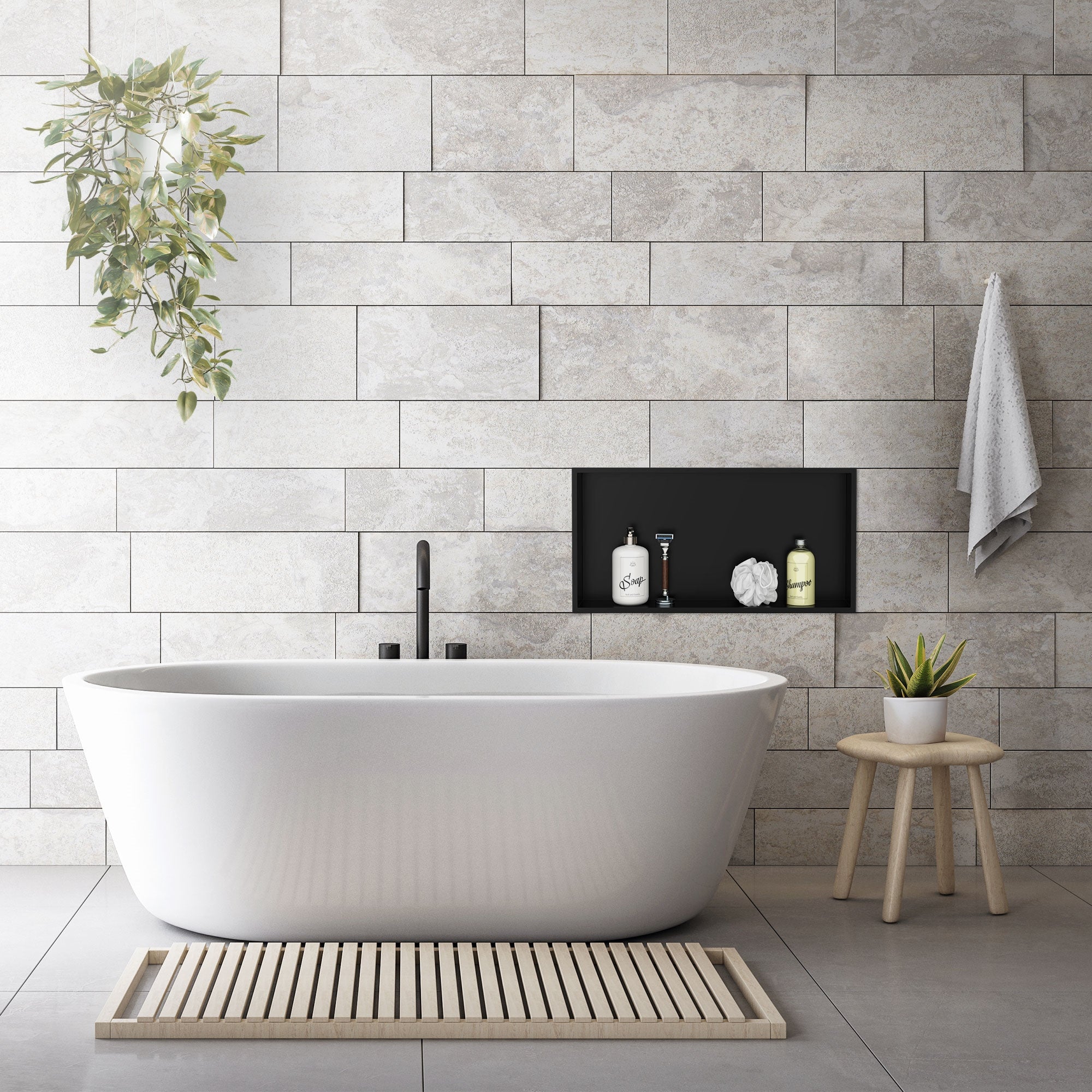 Freistehende Badewanne vor einer Steinwand mit Pflanzen und Pflegeprodukten.