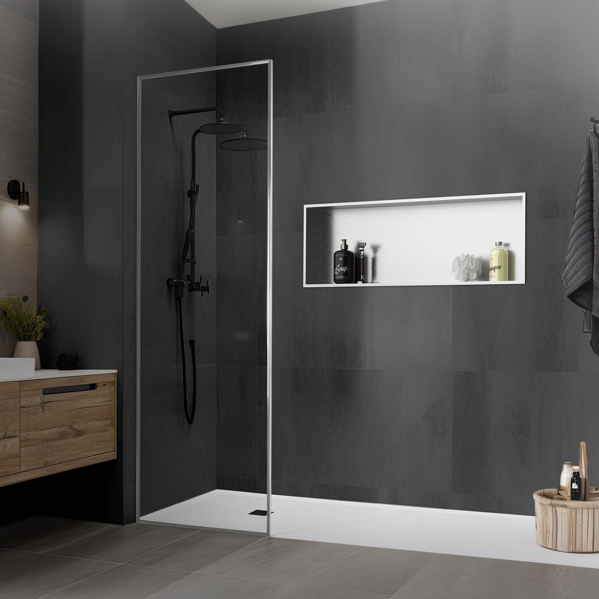 Badezimmer mit schwarzer Wandnische, Duschbereich und Holzschrank.
