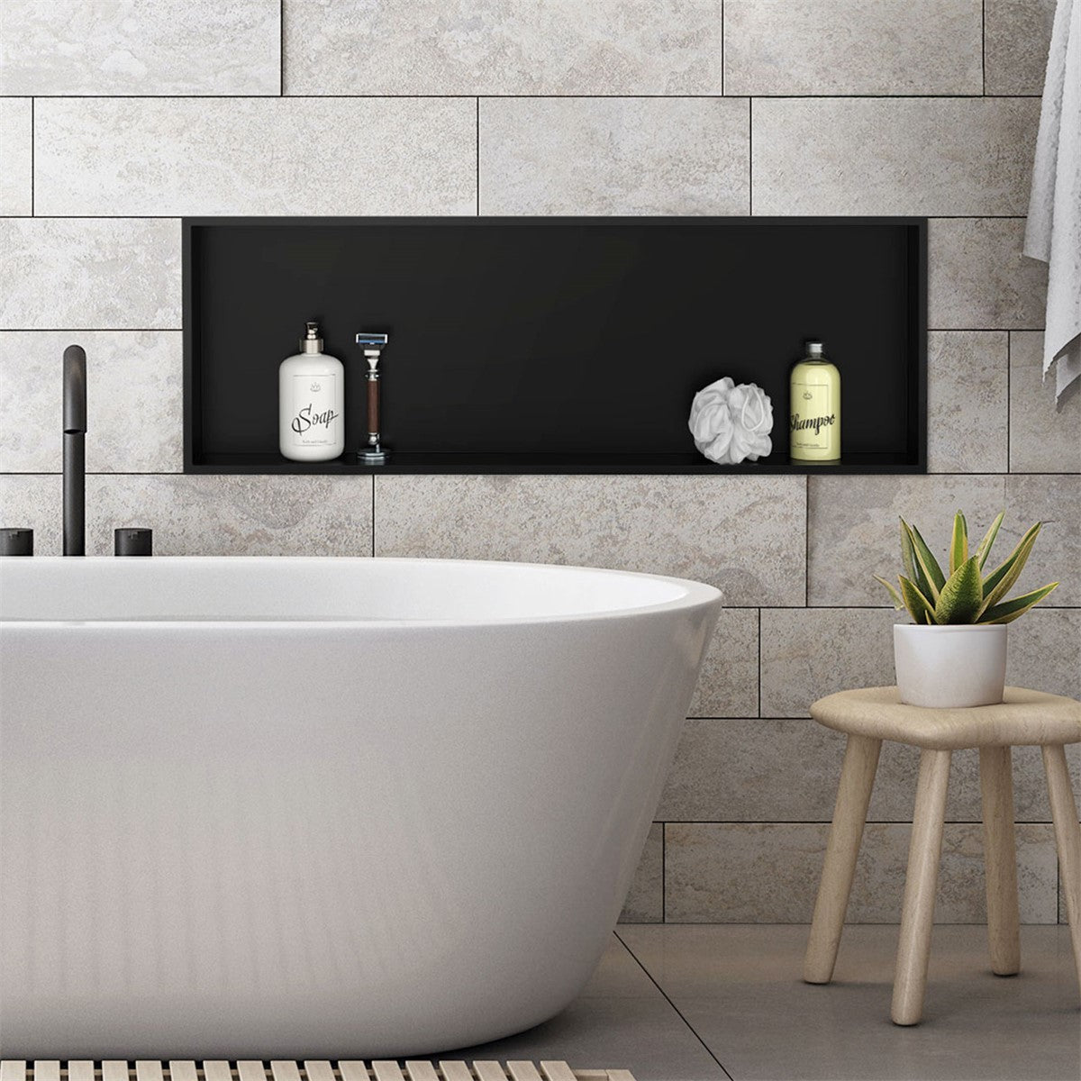 Ein freistehendes Bad mit einer weißen Badewanne und einem Regal an der Wand.
