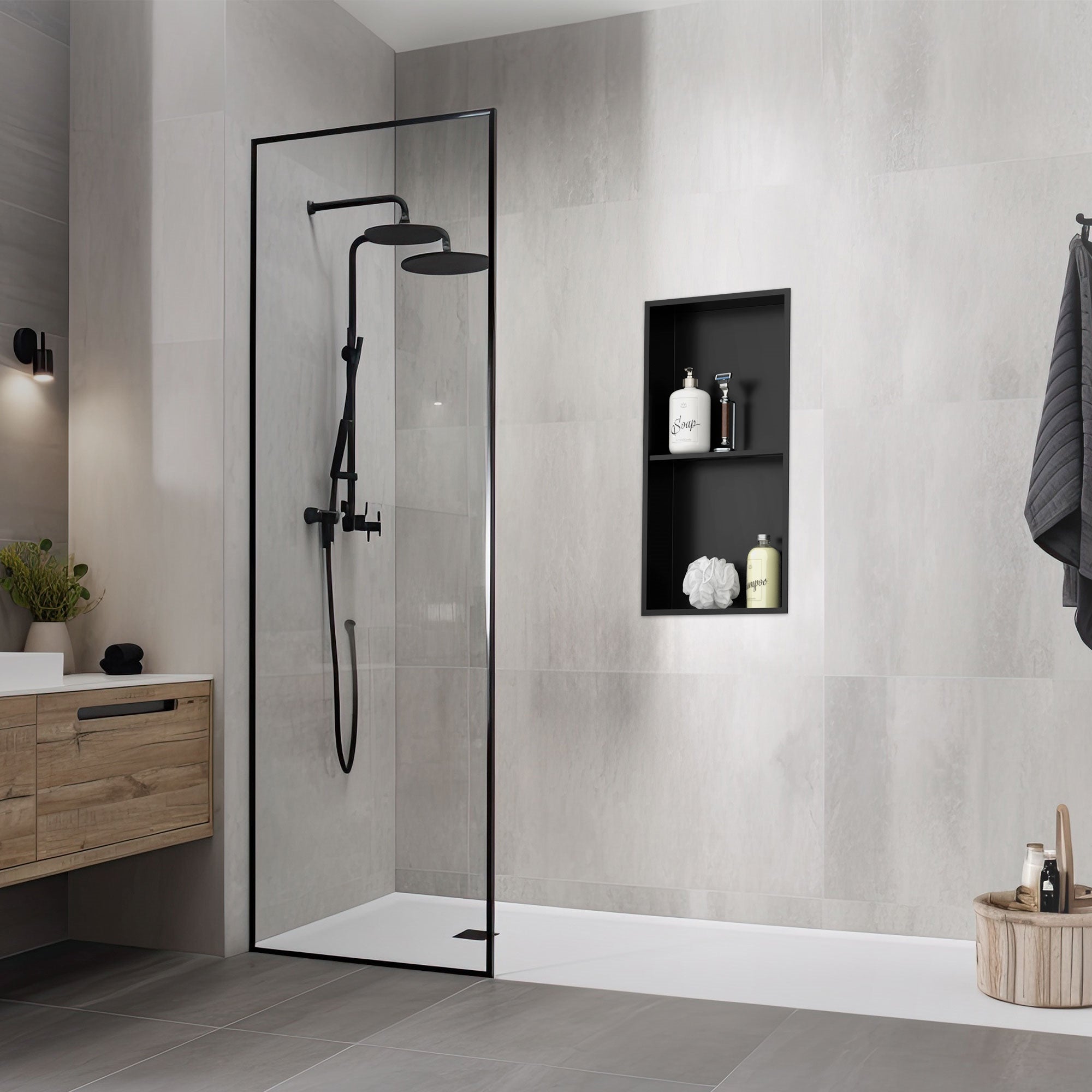 Ein modernes Badezimmer mit einer Dusche und einem schwarzen Wandregal.