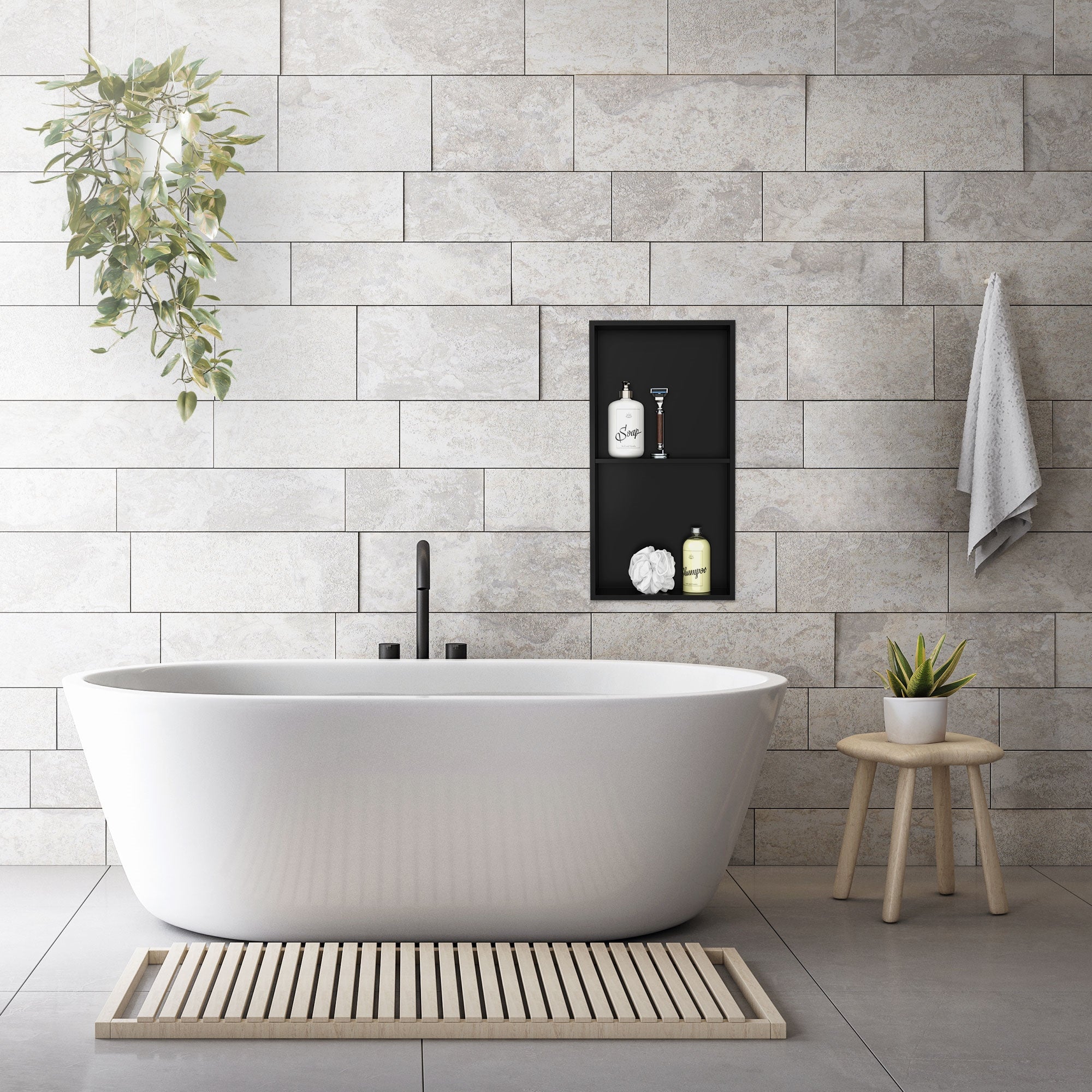 Badezimmer mit freistehender Badewanne, Wandregal und Pflanzen.