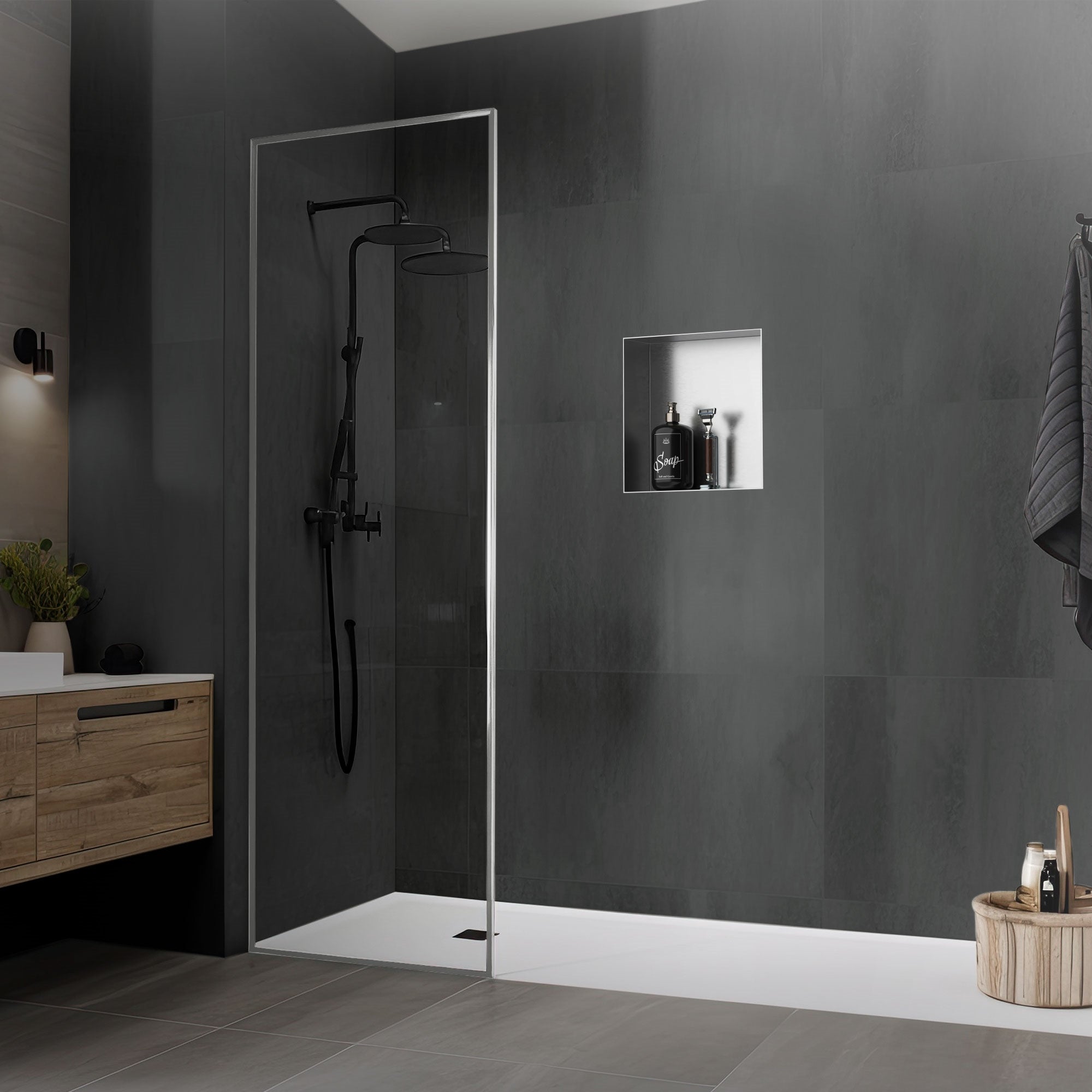 Moderne Dusche mit schwarzem Duschkopf und Wandnische in einem Badezimmer.