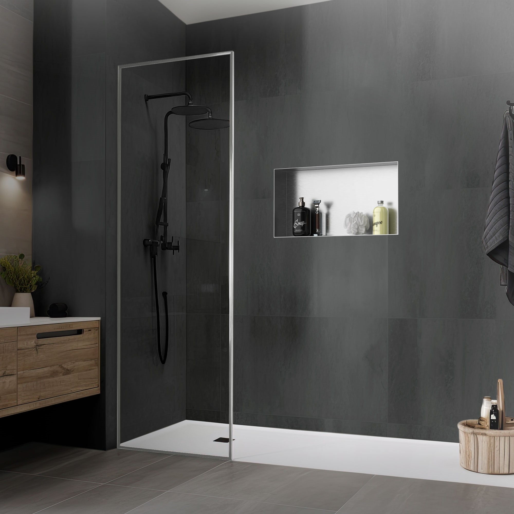 Moderne Dusche mit schwarzer Wand, Glasabtrennung und Nische für Pflegeprodukte.