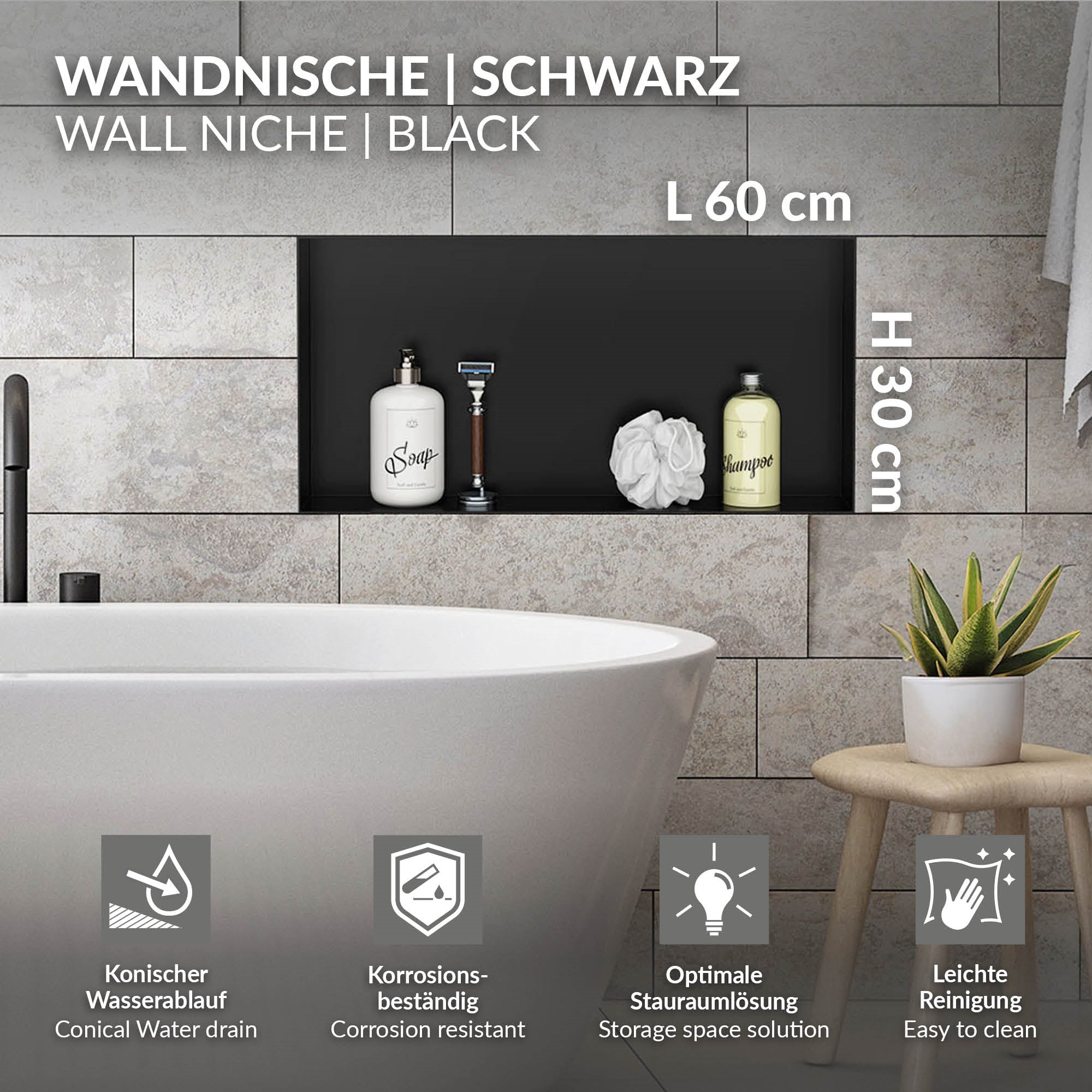 Schwarze Wandnische mit Pflegeprodukten und Badewanne im Hintergrund.
