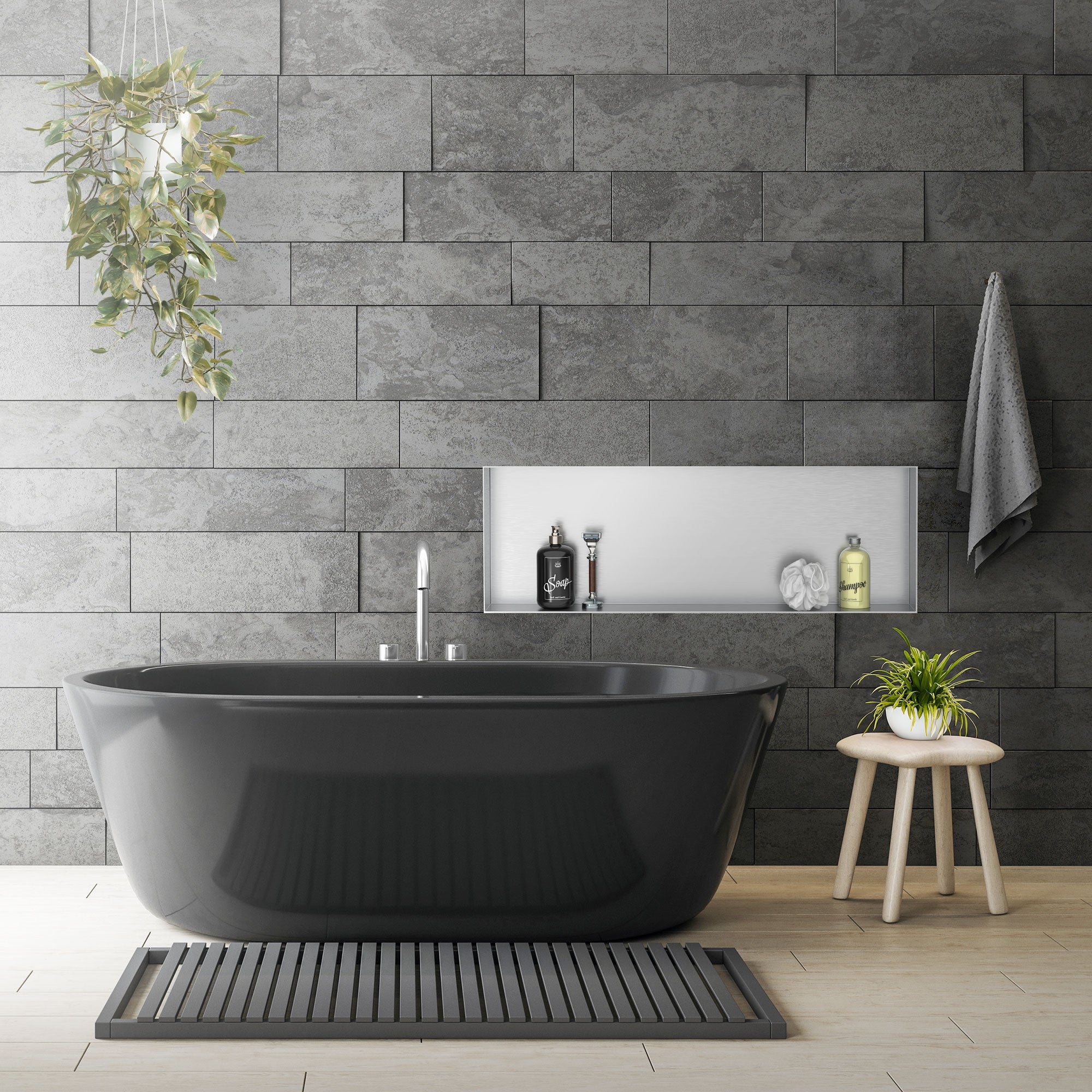 Badezimmer mit schwarzer Wandnische und freistehender Badewanne.