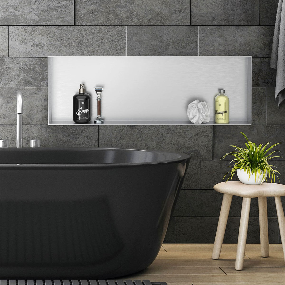 Badezimmer mit schwarzer Badewanne und Wandnische für Pflegeprodukte.