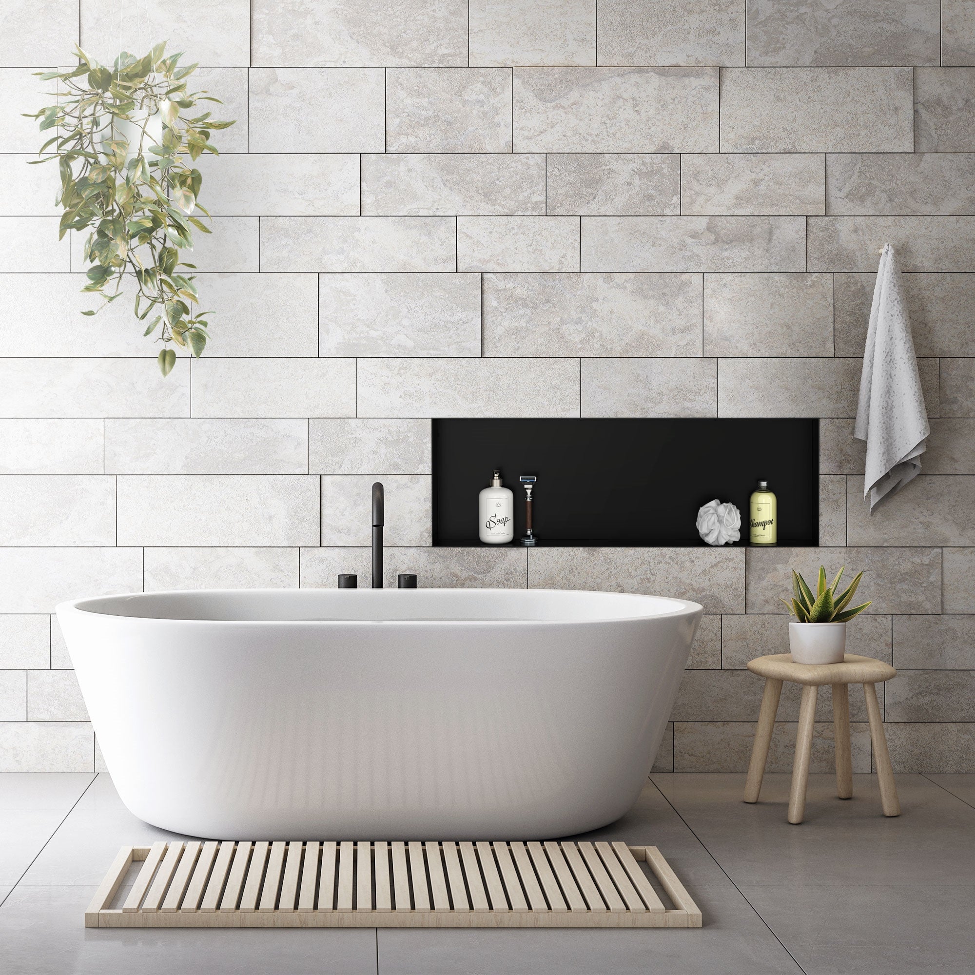 Badezimmer mit freistehender Badewanne und Wandnische.