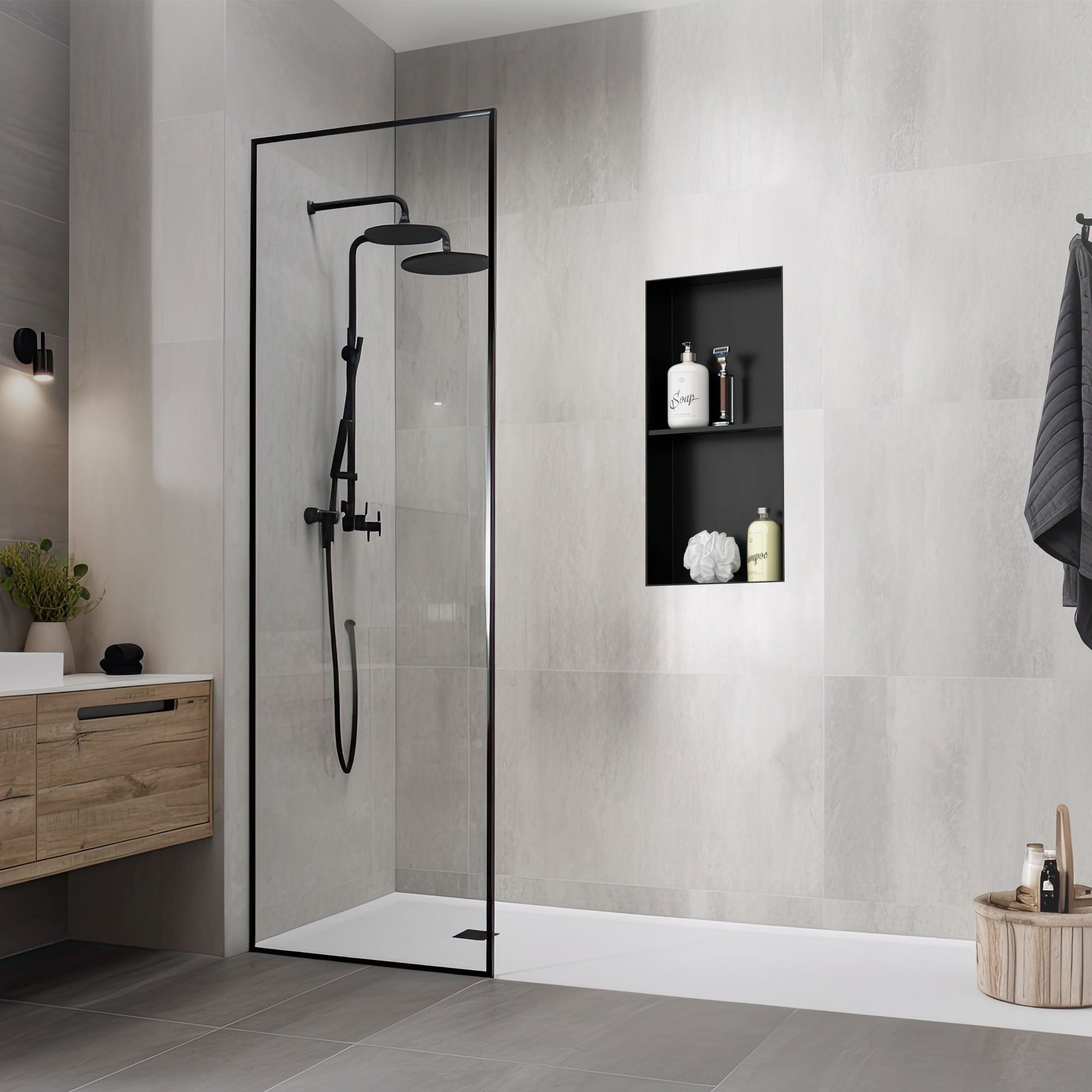 Moderne Dusche mit Wandregal und Duschkopf in einem Badezimmer.