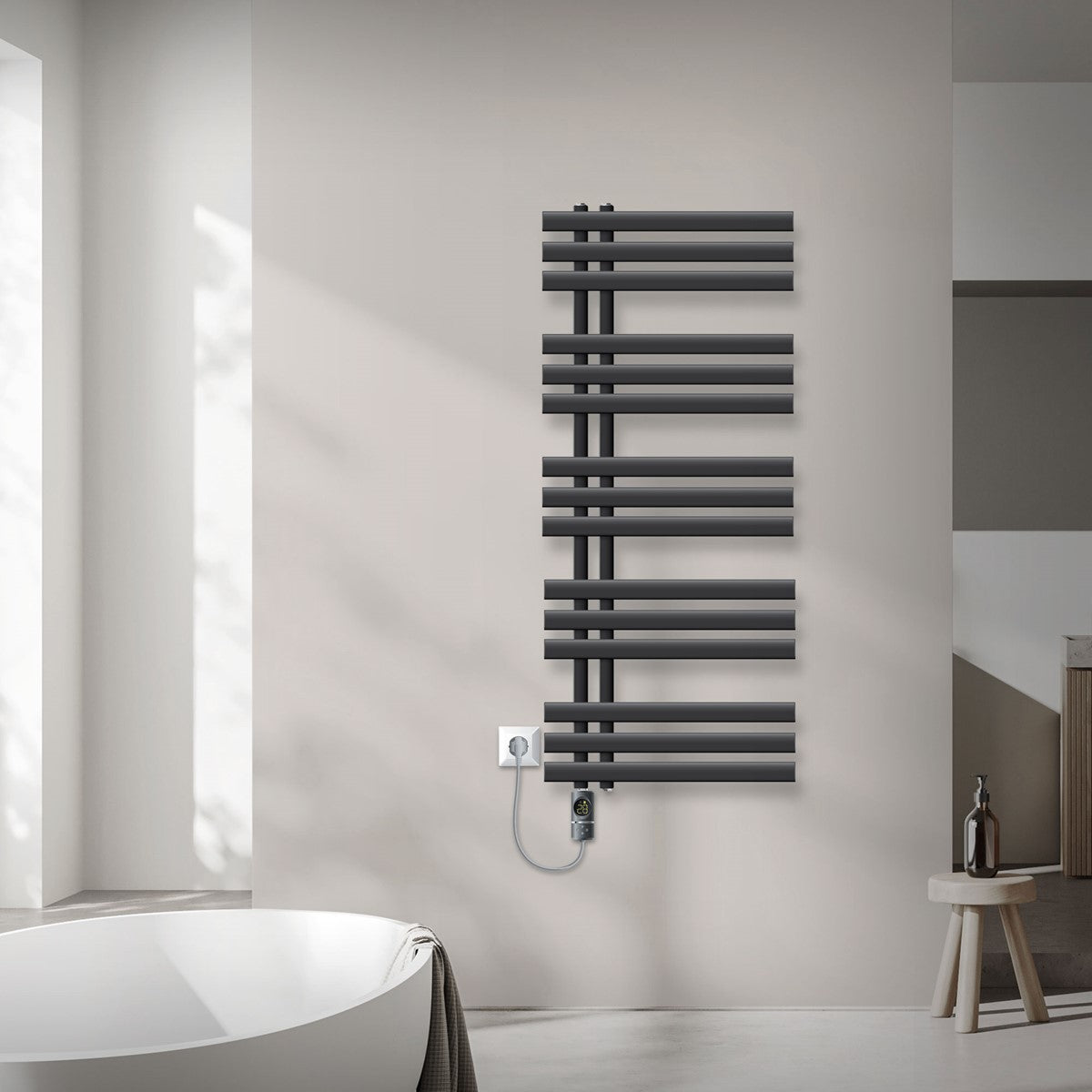 Svart radiator på en vägg med elanslutning.