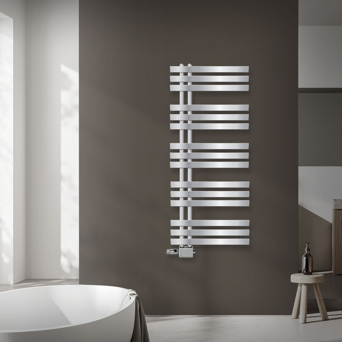 Kromad IRON EM-radiator i ett modernt badrum.