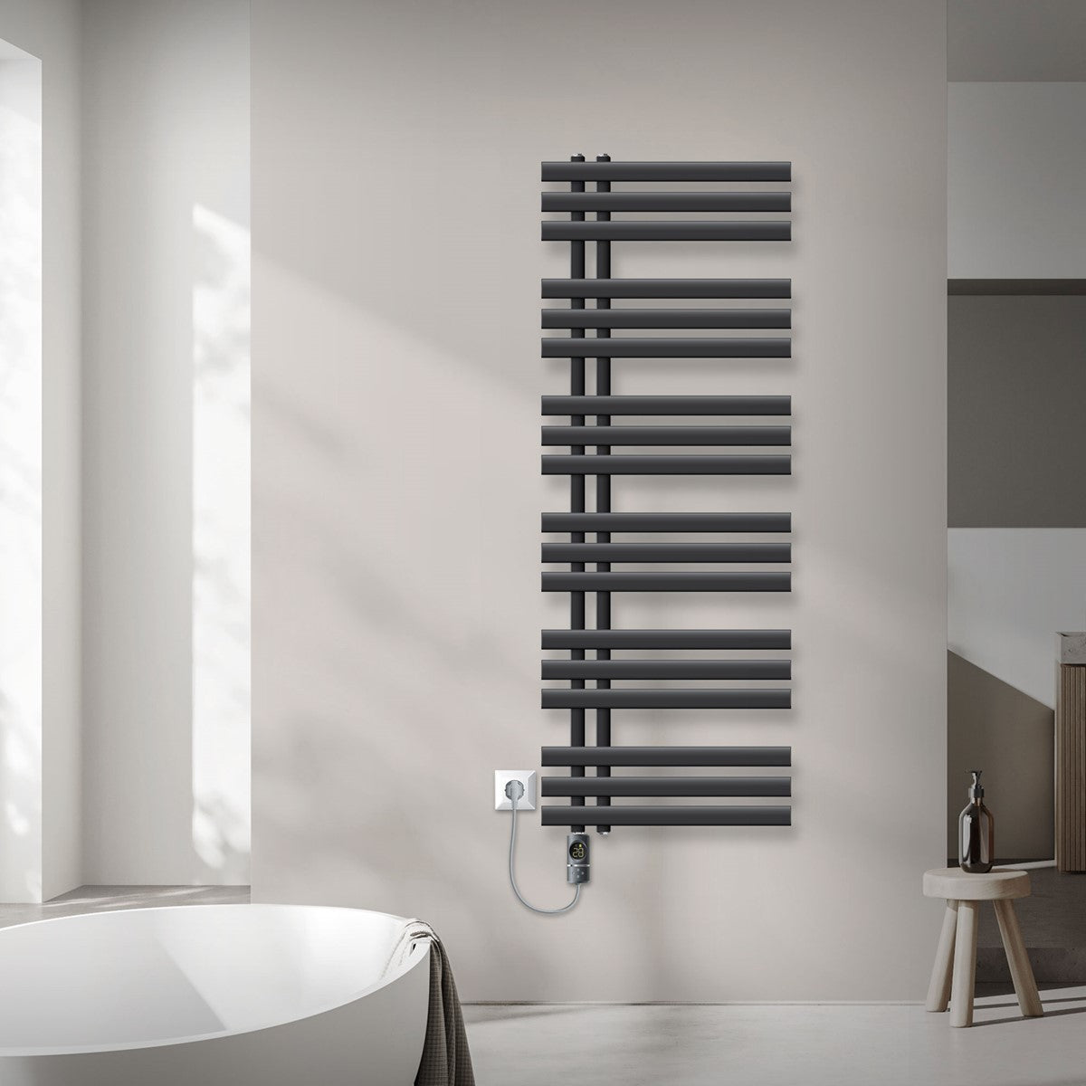 Schwarzer Heizkörper an einer Wand in einem modernen Badezimmer.