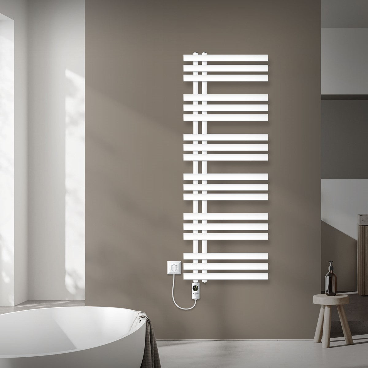 Witte handdoekradiator aan een muur, met elektrische aansluiting.
