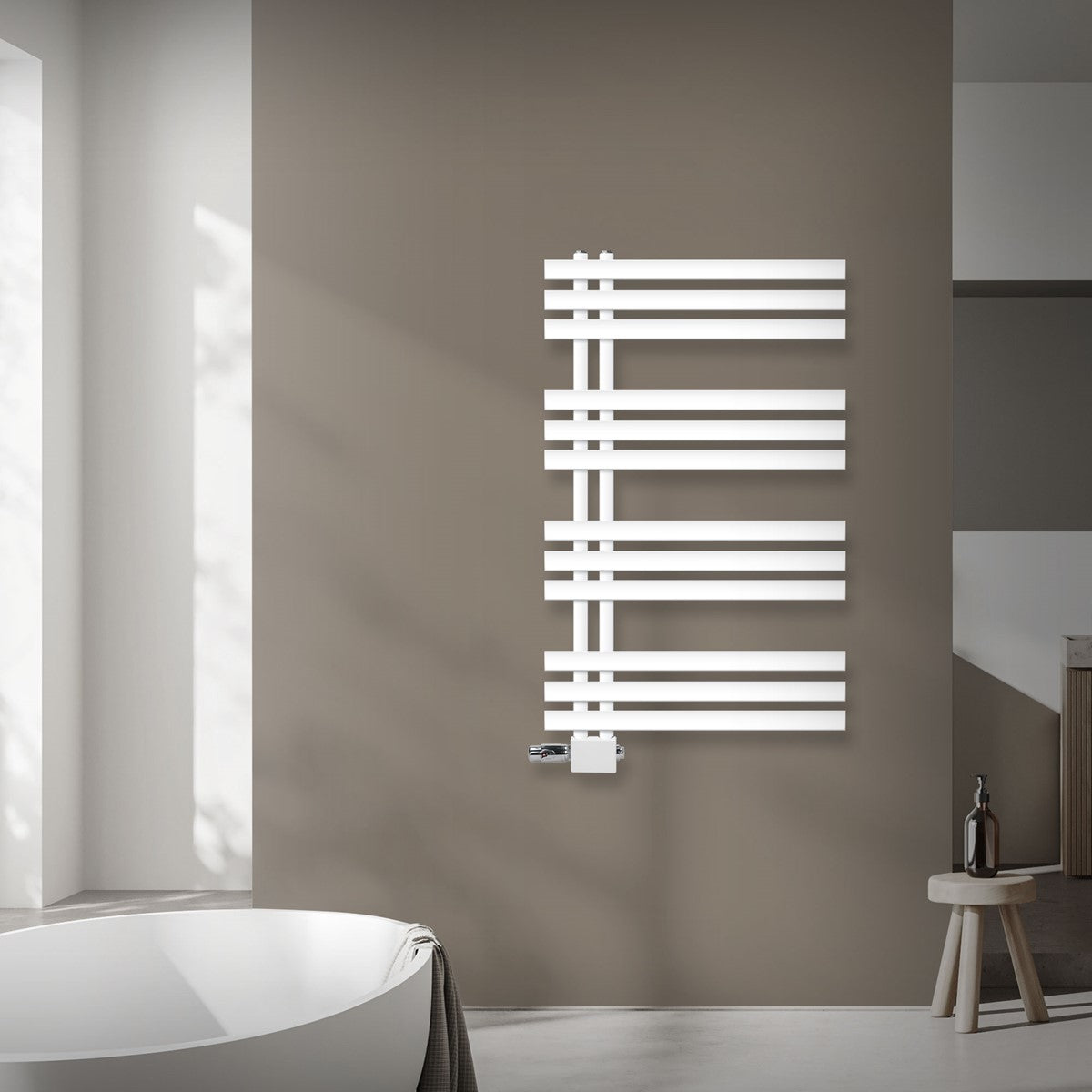 Witte radiator met horizontale ribben, afmetingen 600 × 1000 mm.