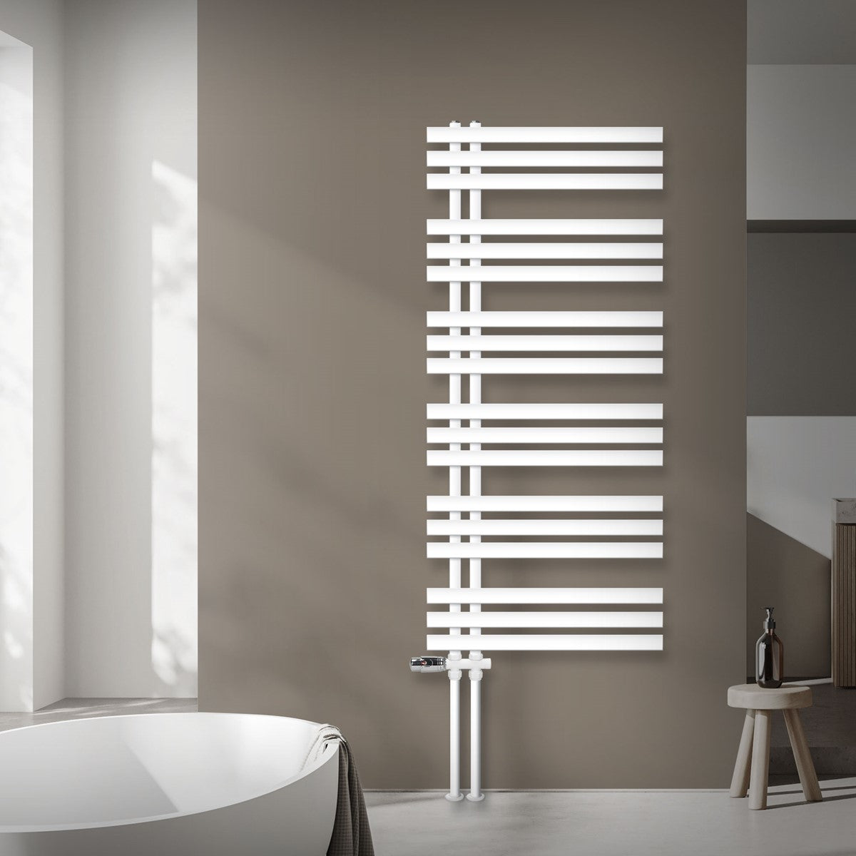 Witte radiator IRON EM aan een muur, naast een bad.