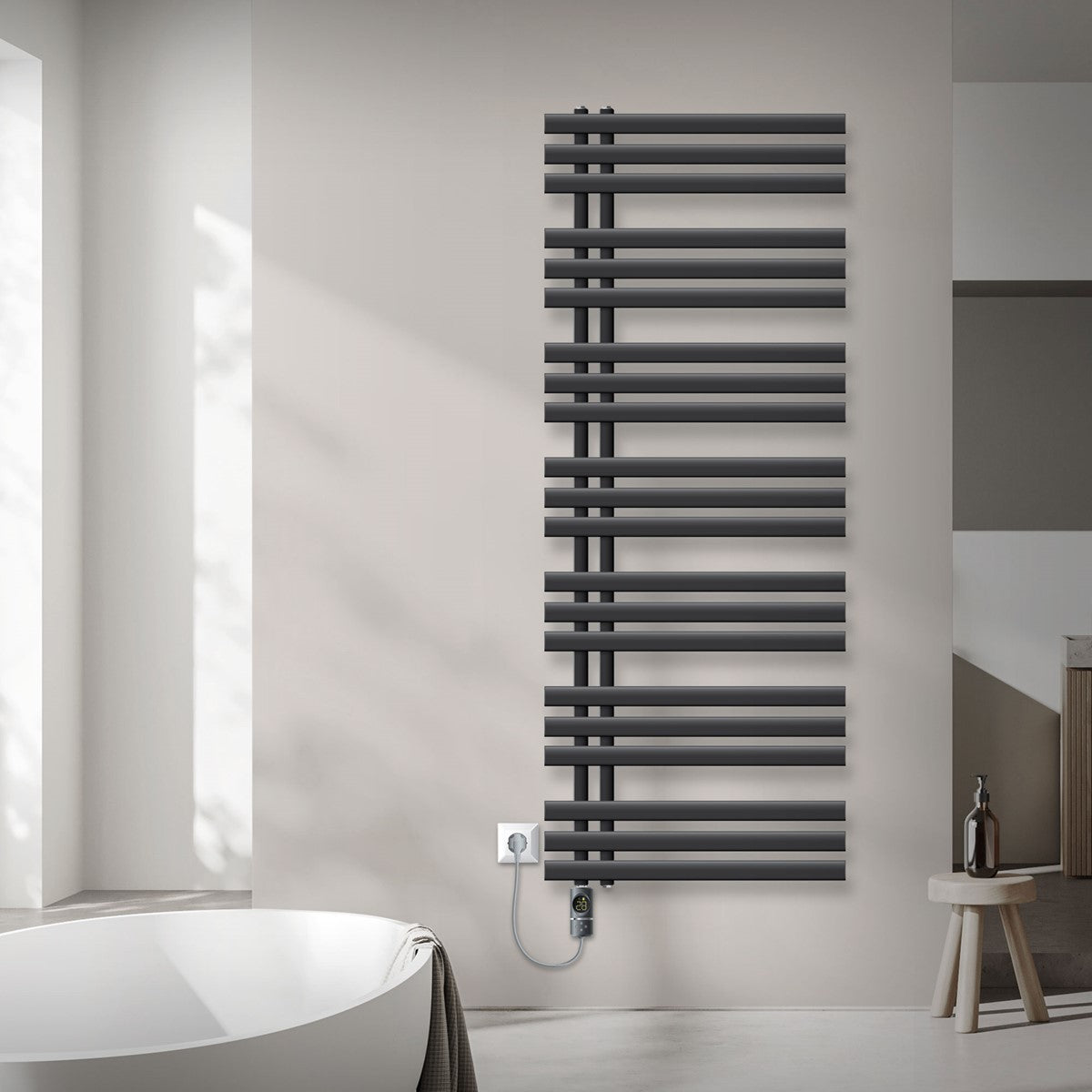 Antracietkleurige radiator met verticale buizen aan een muur.