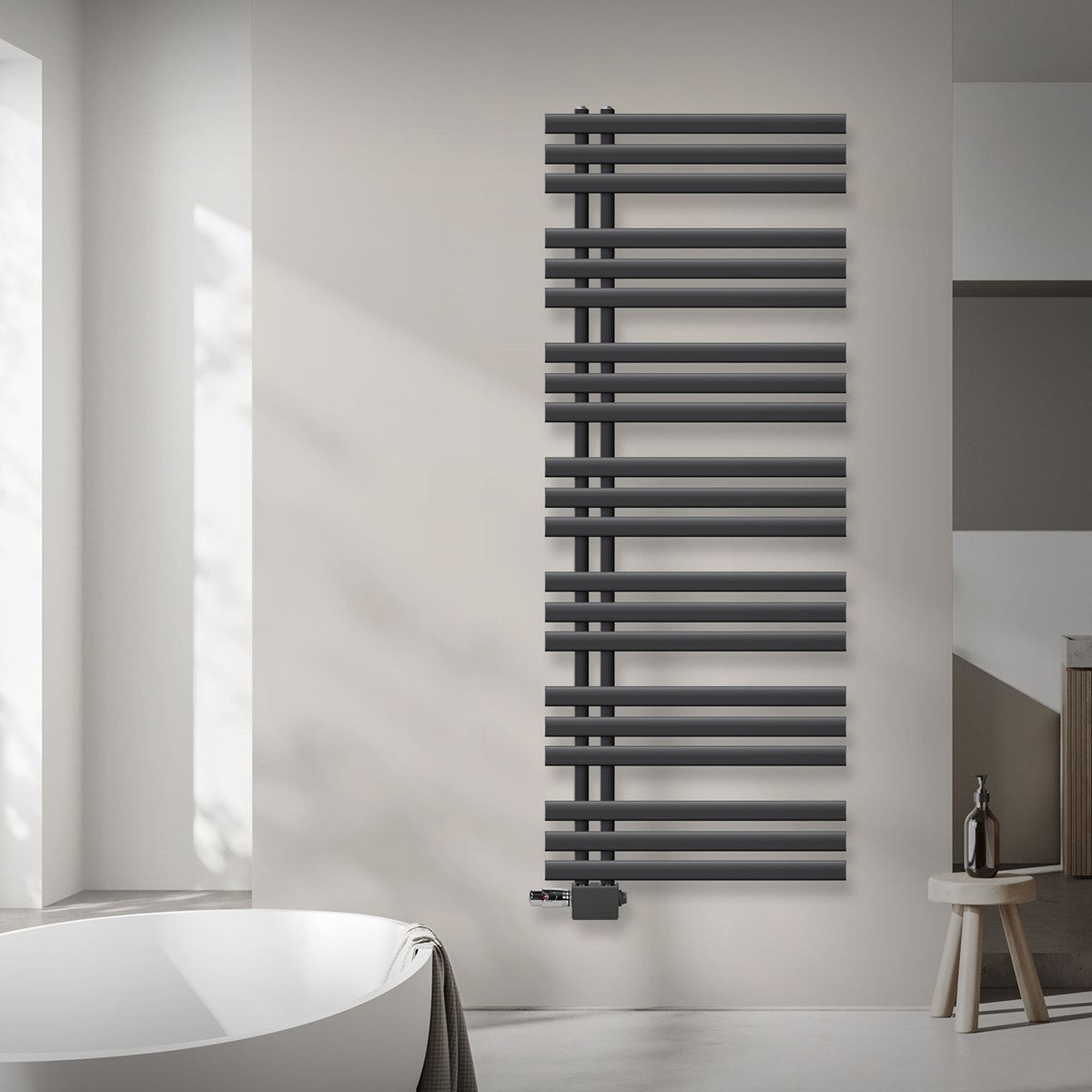 Een antracietkleurige radiator aan een muur.