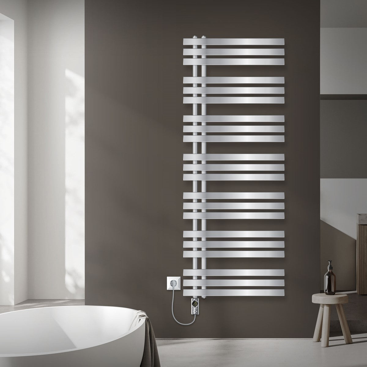 En moderne radiator i kromfarve på en væg.