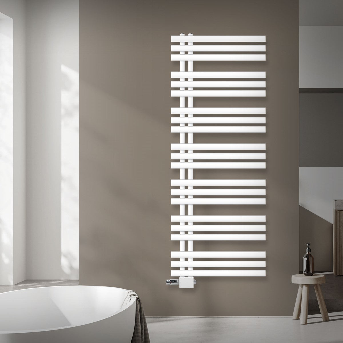 Witte radiator aan een muur, met een badkuip op de voorgrond.