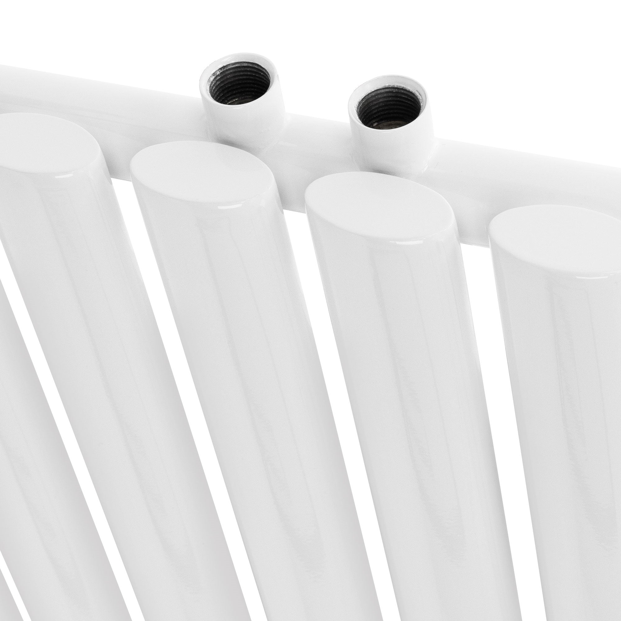 Primer plano de un radiador blanco con dos conexiones.