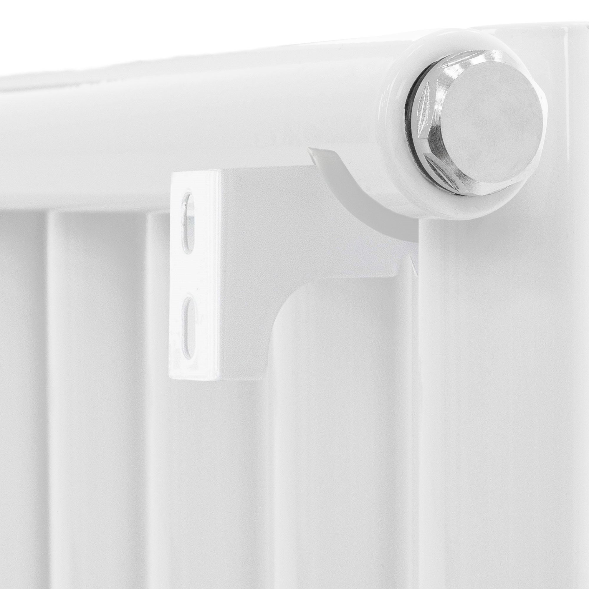 Detailansicht eines weißen Heizkörpers mit Halterung.