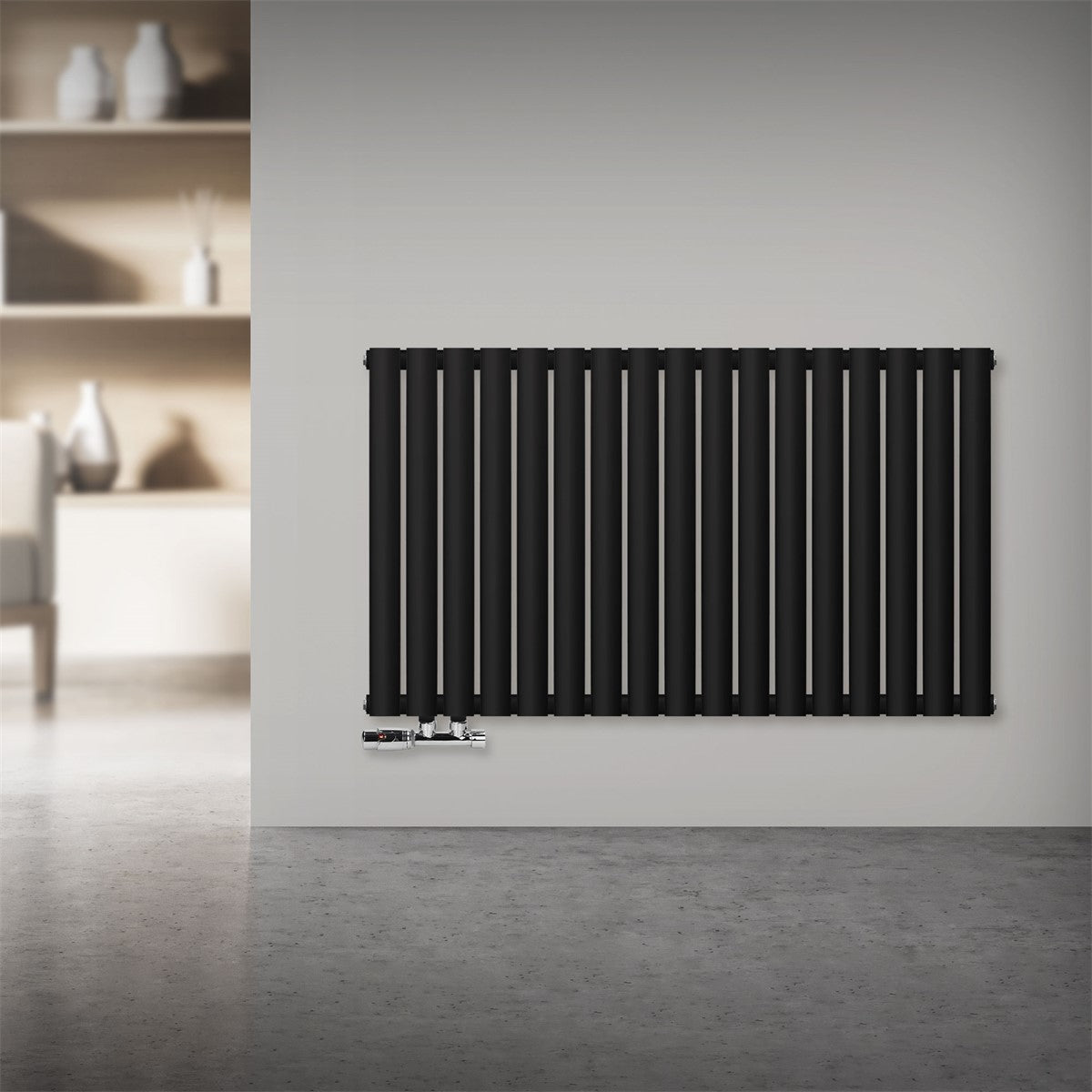 Schwarzer Heizkörper an einer Wand in einem modernen Raum.