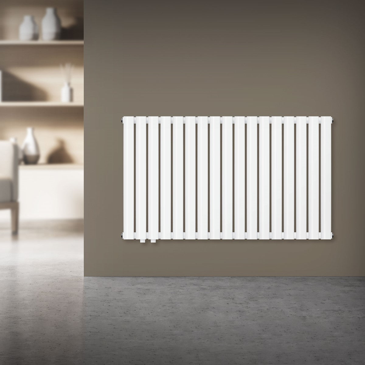 Radiator alb pe un perete gri, cu o cameră luminoasă în fundal.