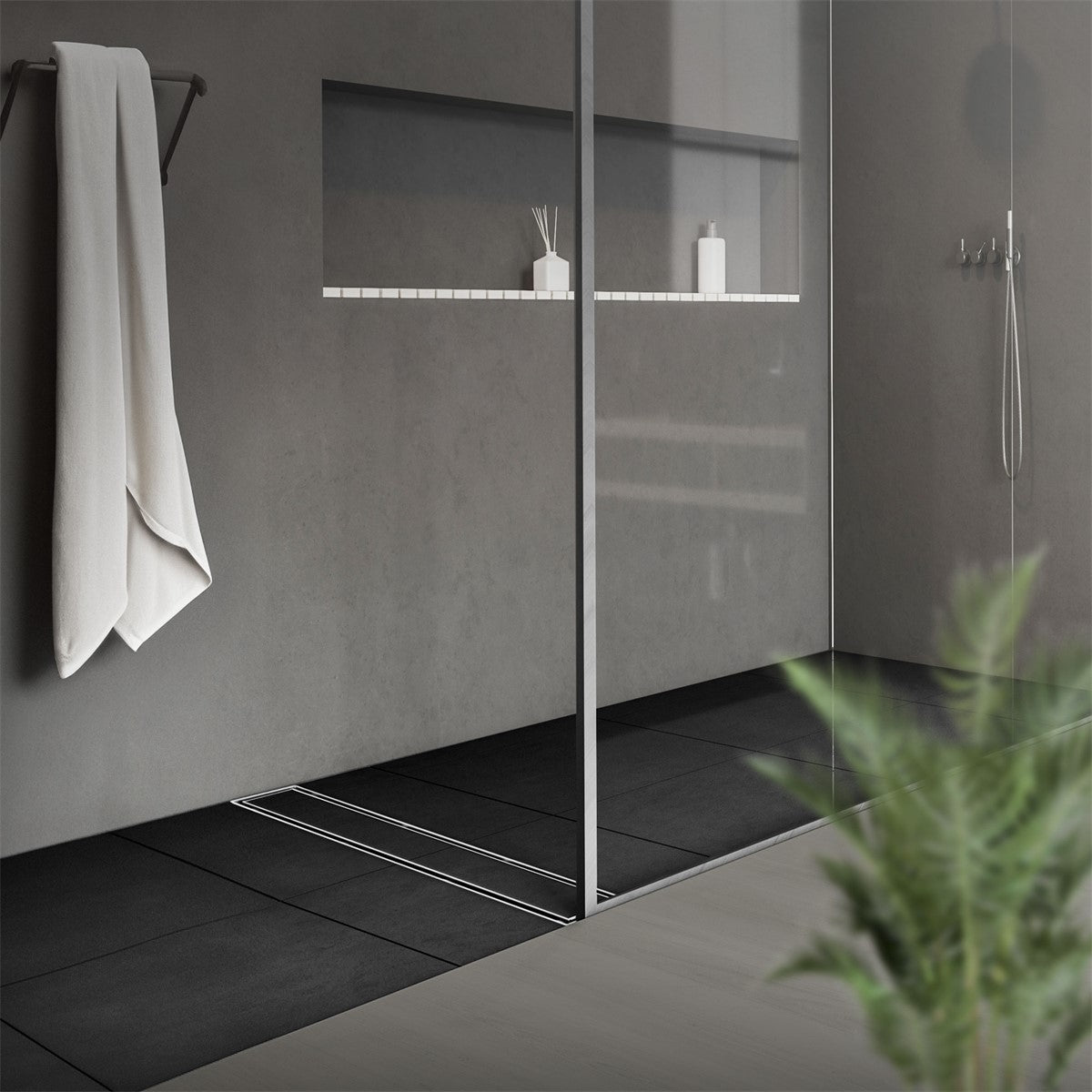 Moderne Dusche mit Glaswand, Ablaufrinne und Handtuchhalter.